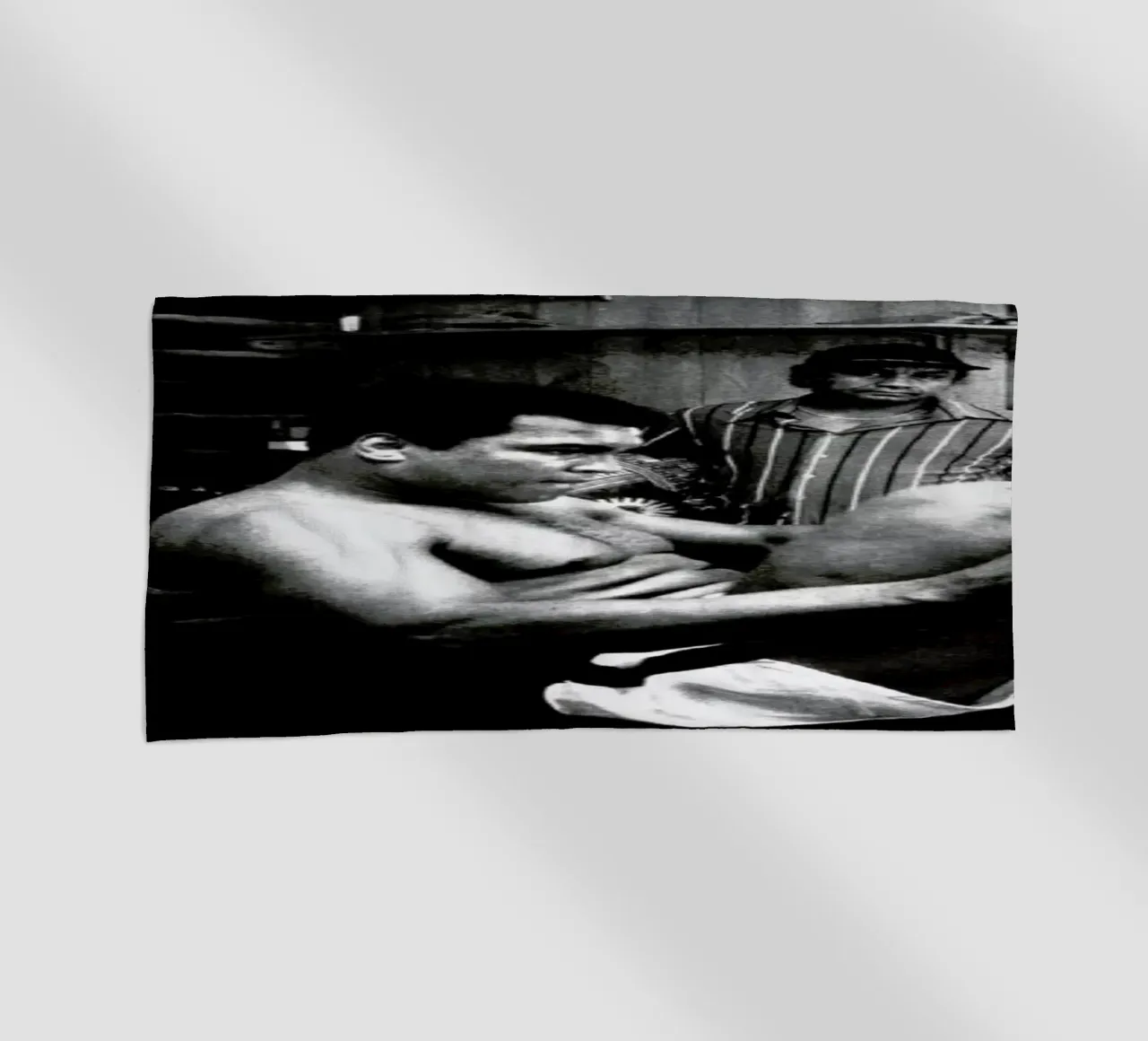 Muhammad Ali Exercising Strandtuch von Gallery Print and Art Limited