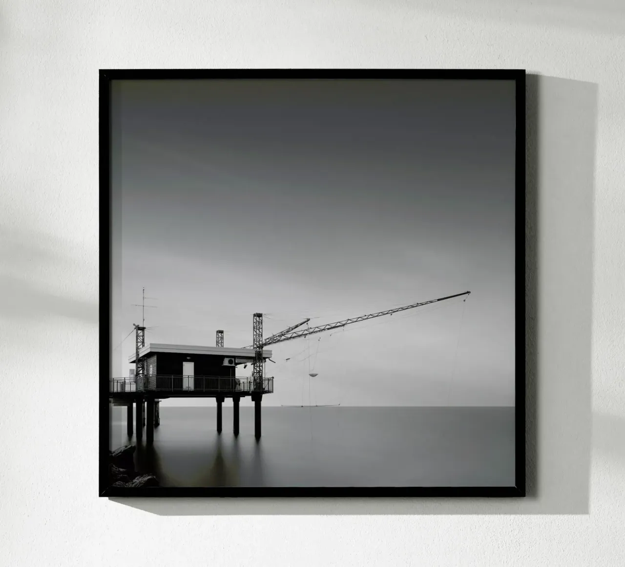 Capanna Di Pesca II poster con telaio in alluminio da Michael J. Reibert