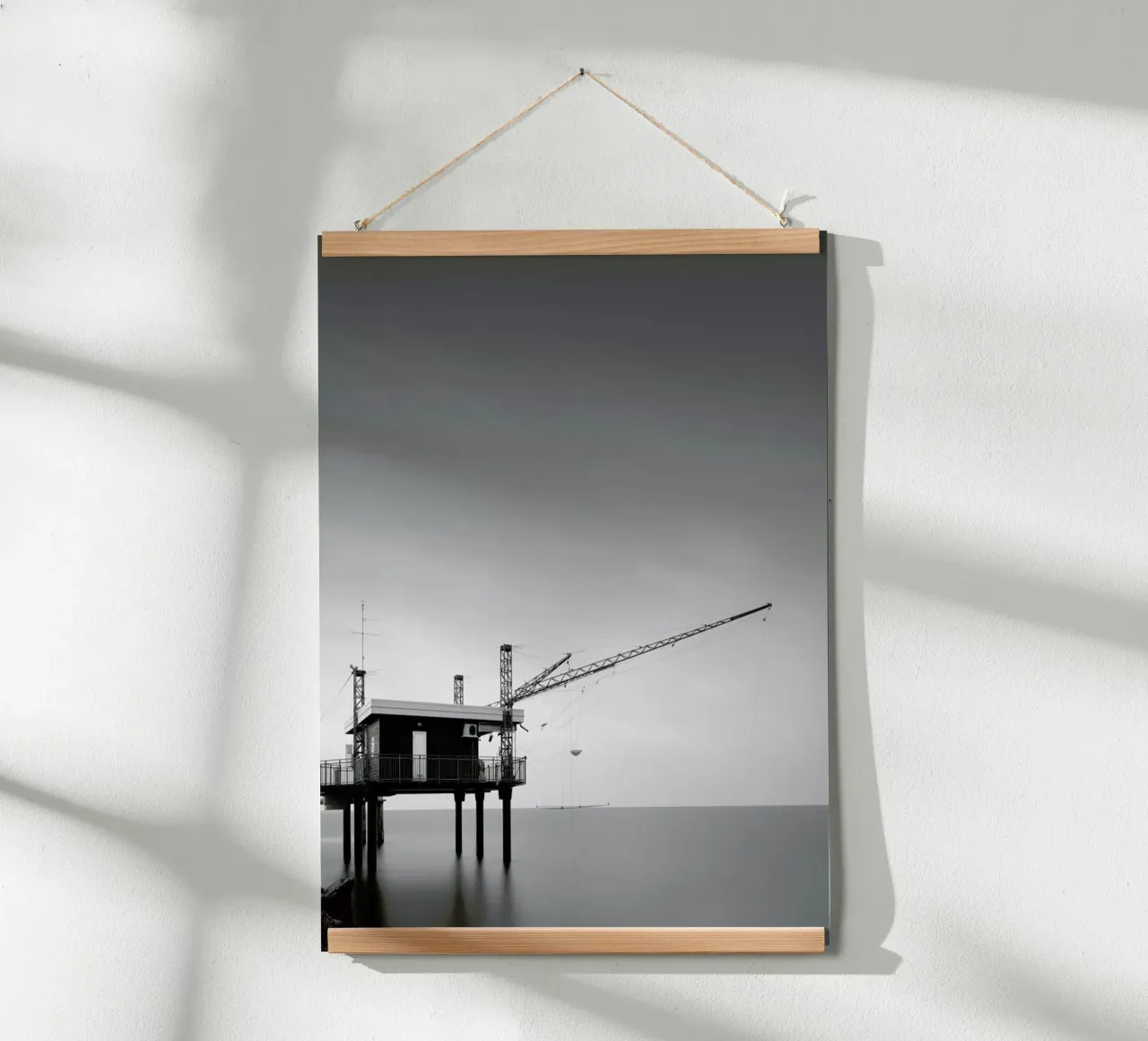 Capanna Di Pesca II poster con telaio in alluminio da Michael J. Reibert