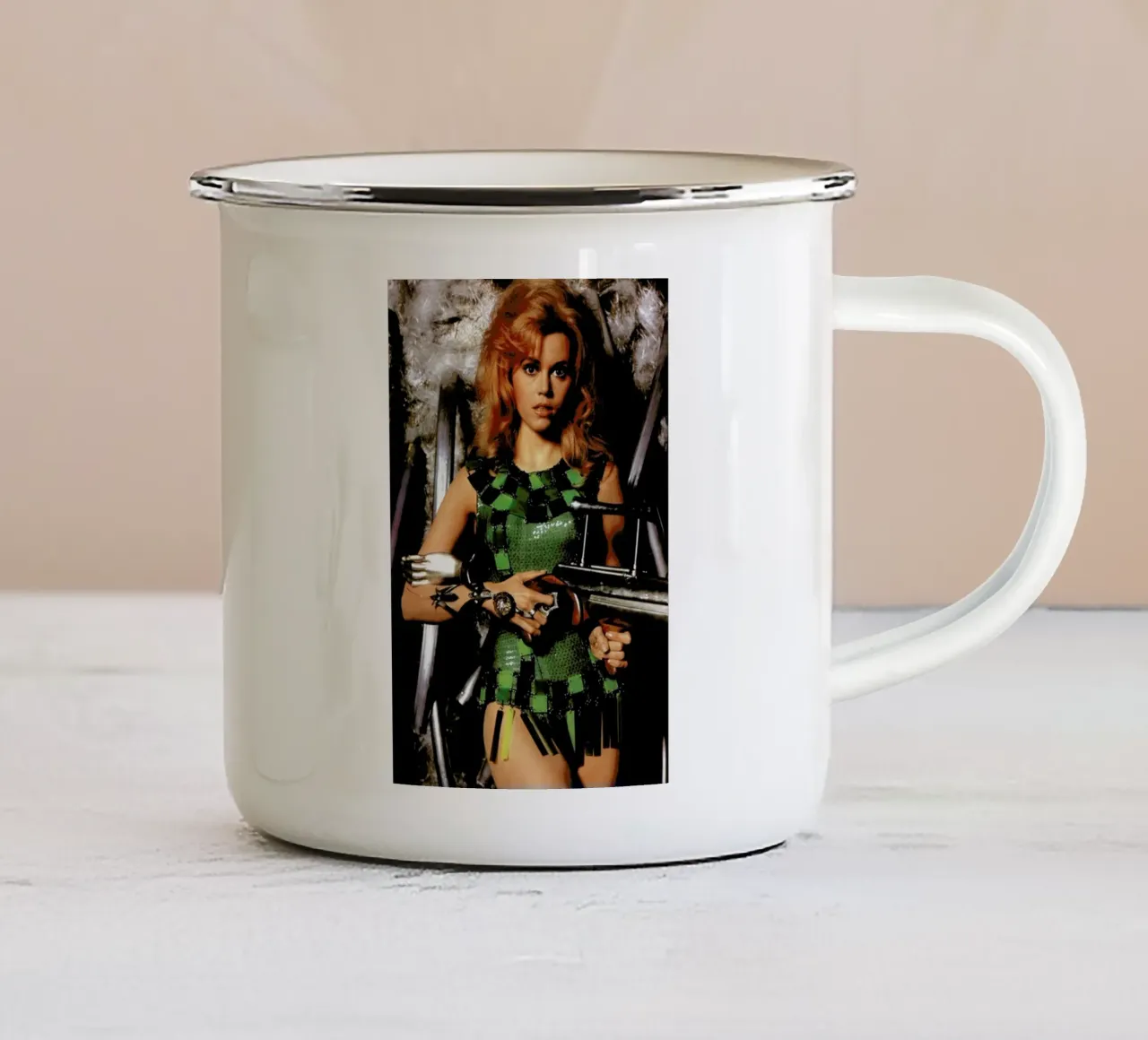 Jane Fonda as 'Barbarella' tazza in smalto da Gallery Print and Art Limited