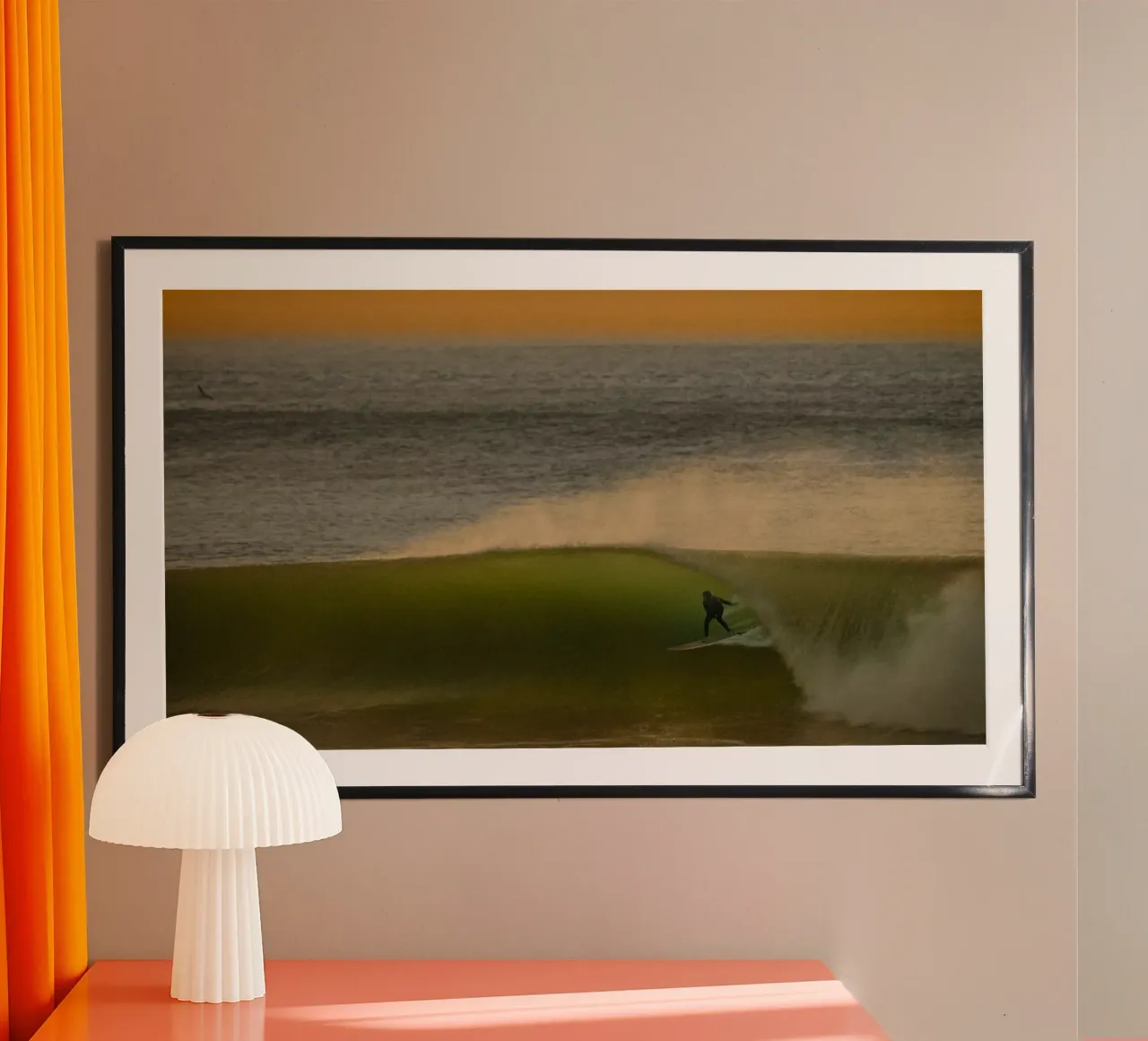 Golden Glide - fotografia retro di surf al tramonto sulla costa poster con telaio in legno da Barefoot Visuals
