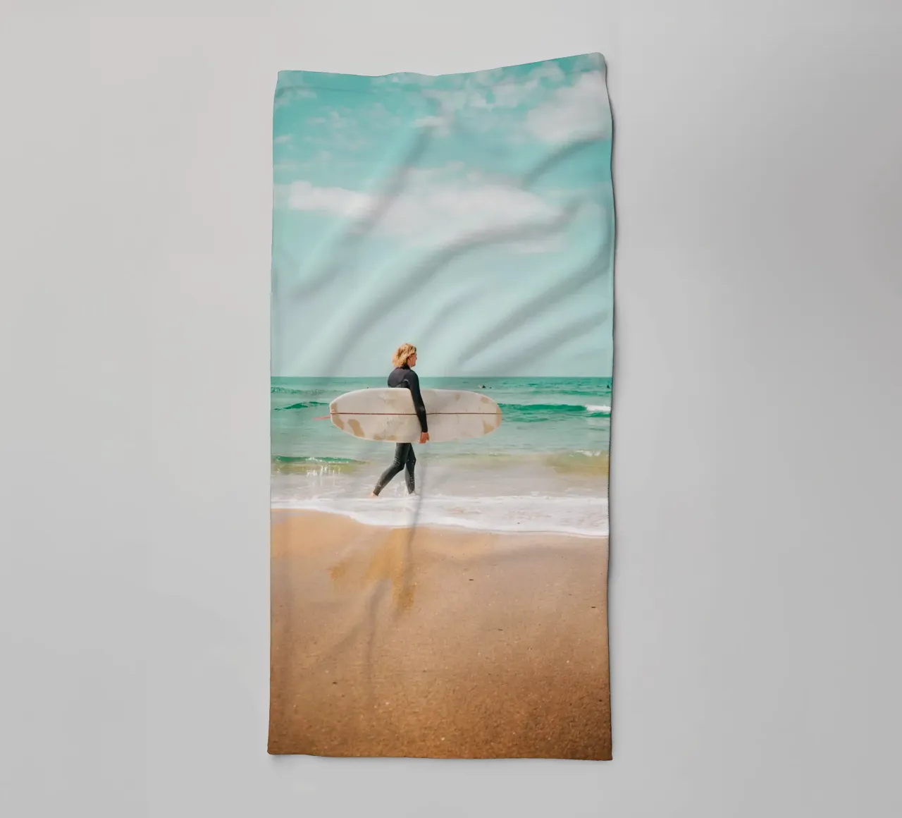 Cooler Surfer Boy mit Surfbrett am Meer in Portugal Handtuch von Bold and Retro