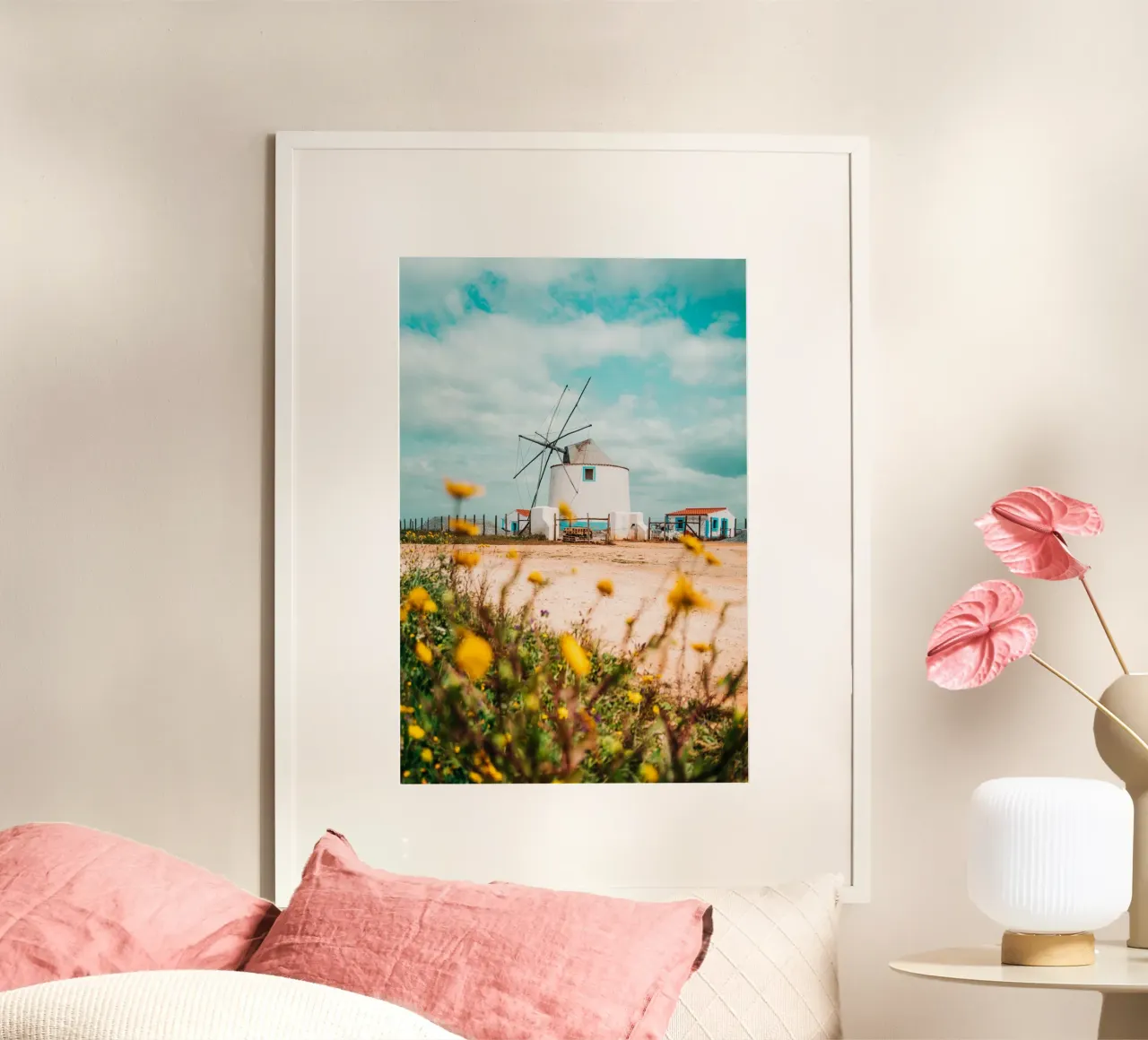 Mulino a vento mediterraneo in Portogallo con fiori di campo e nuvole poster con telaio in alluminio da Bold and Retro