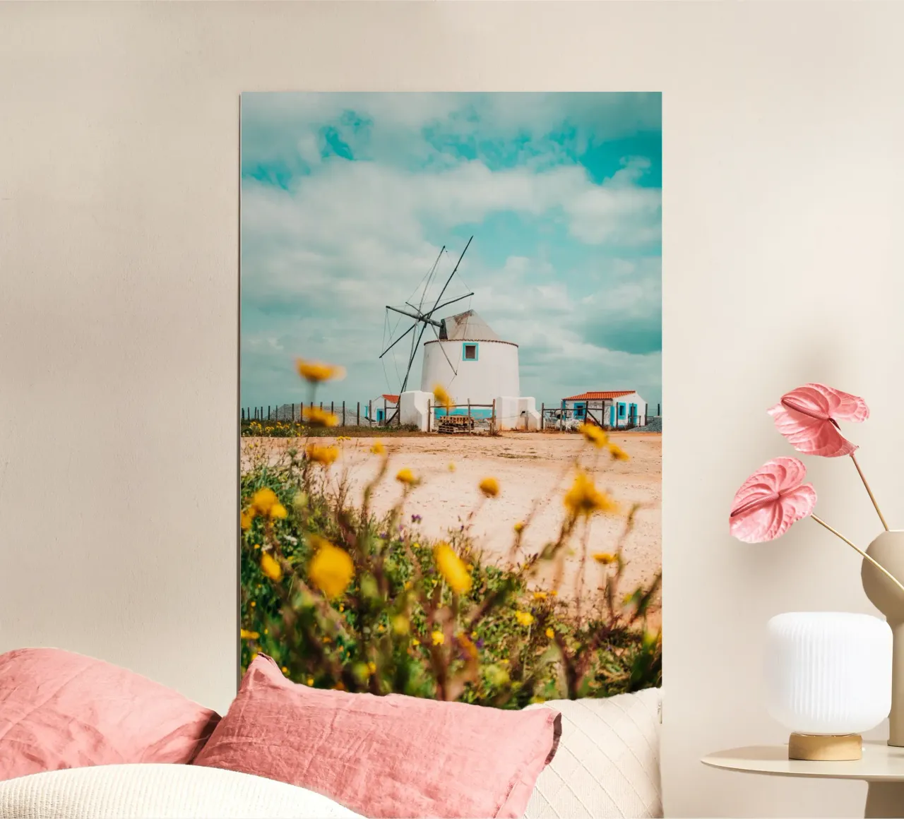 Mulino a vento mediterraneo in Portogallo con fiori di campo e nuvole poster con telaio in alluminio da Bold and Retro