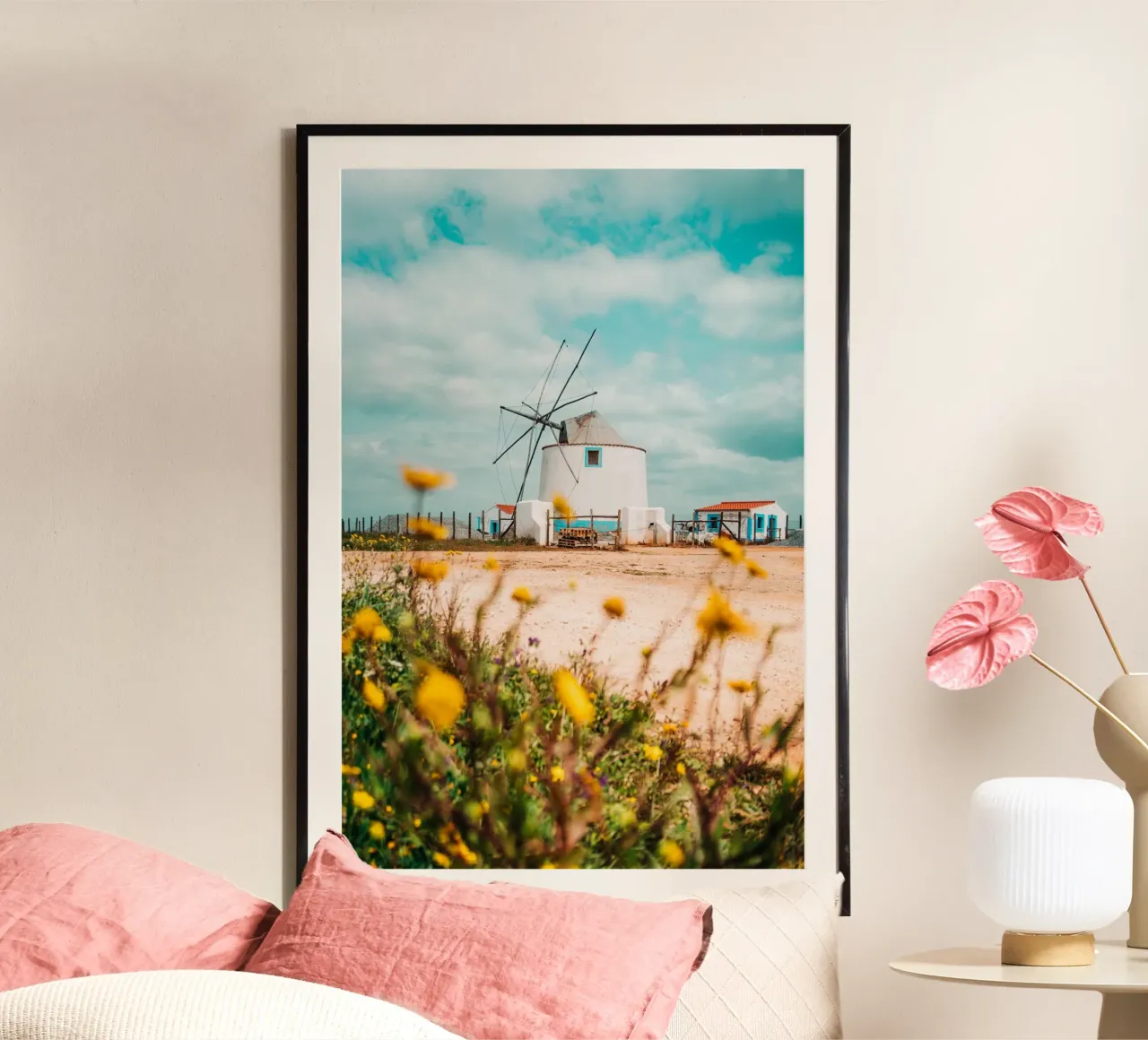 Mulino a vento mediterraneo in Portogallo con fiori di campo e nuvole poster con telaio in alluminio da Bold and Retro