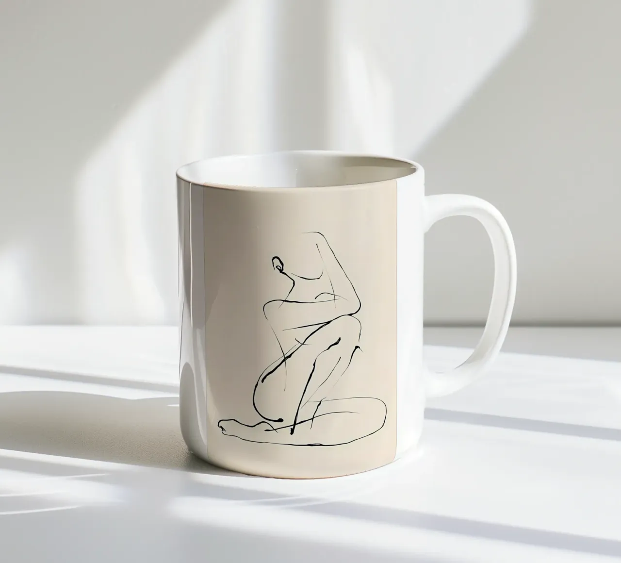 Line art femminile tazza in ceramica da Manhmai