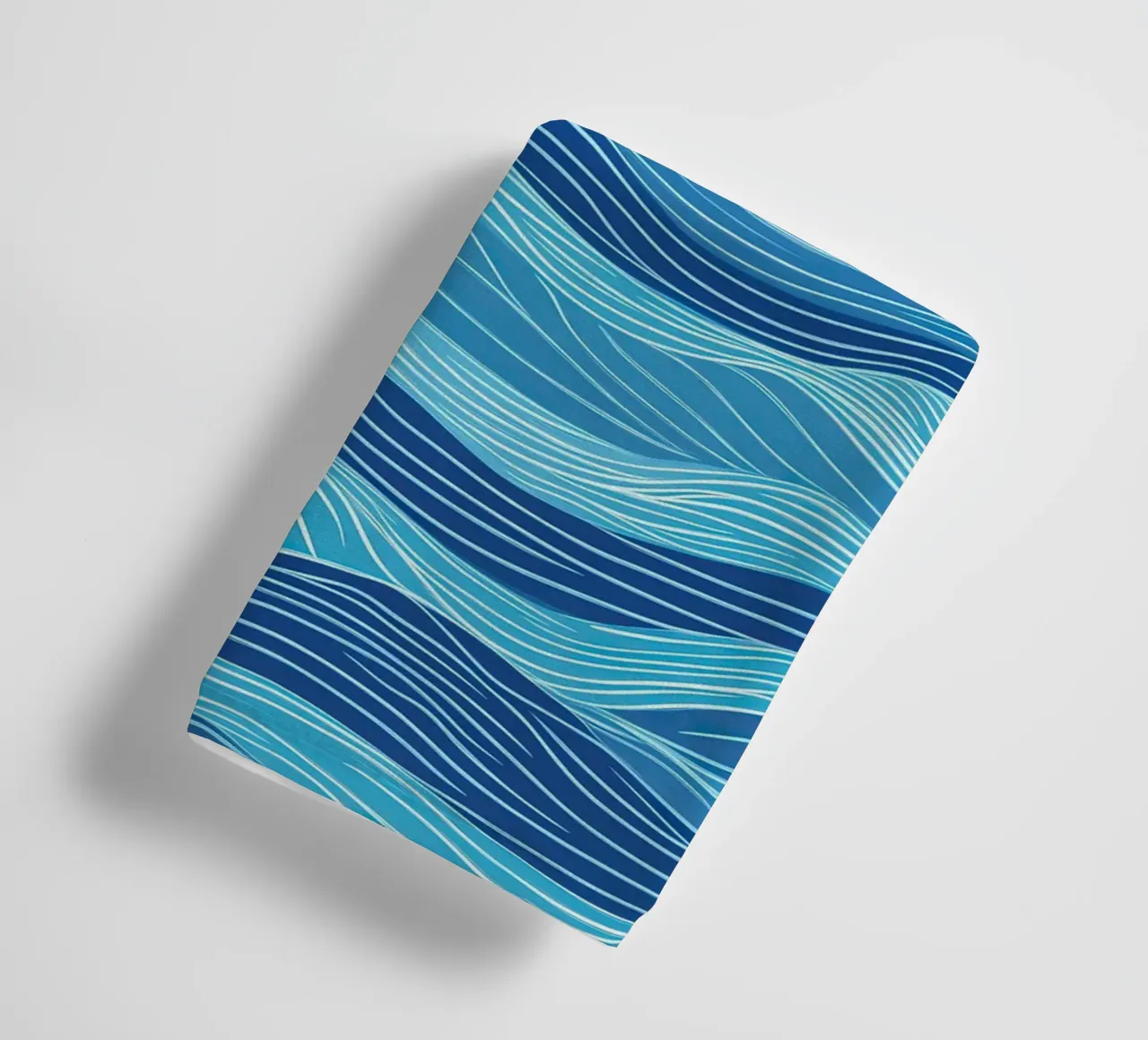 Voilier dans les vagues | Lineart en bleu et blanc serviette de bain de Autofocus
