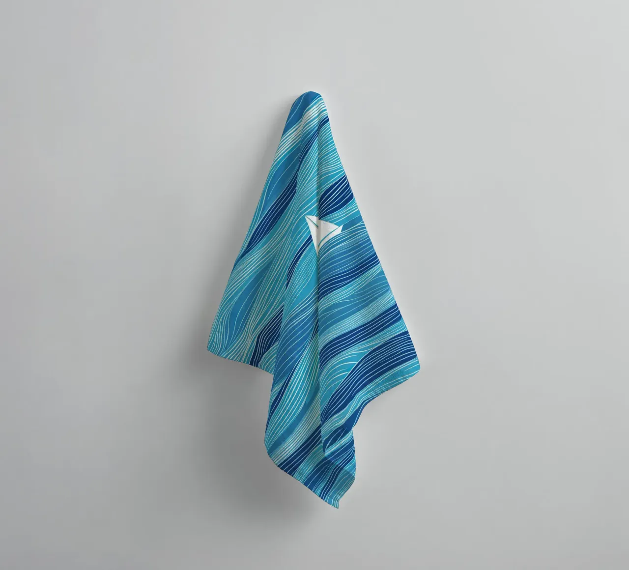Voilier dans les vagues | Lineart en bleu et blanc serviette de bain de Autofocus
