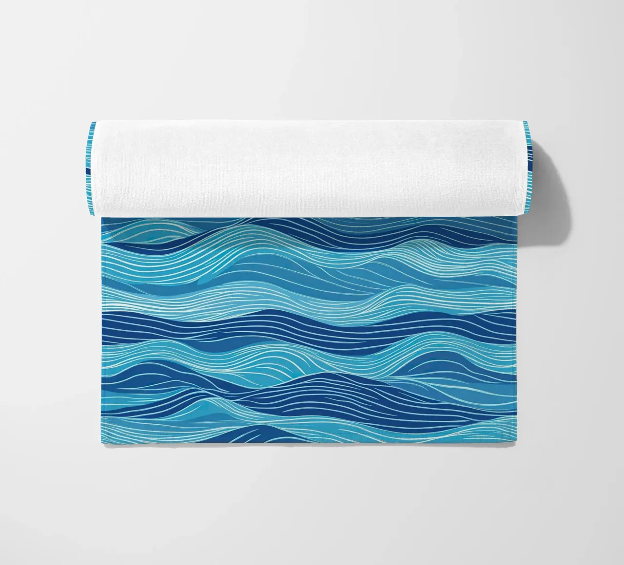 Zeilboot in de golven | Lineart in blauw en wit strandhanddoek van Autofocus