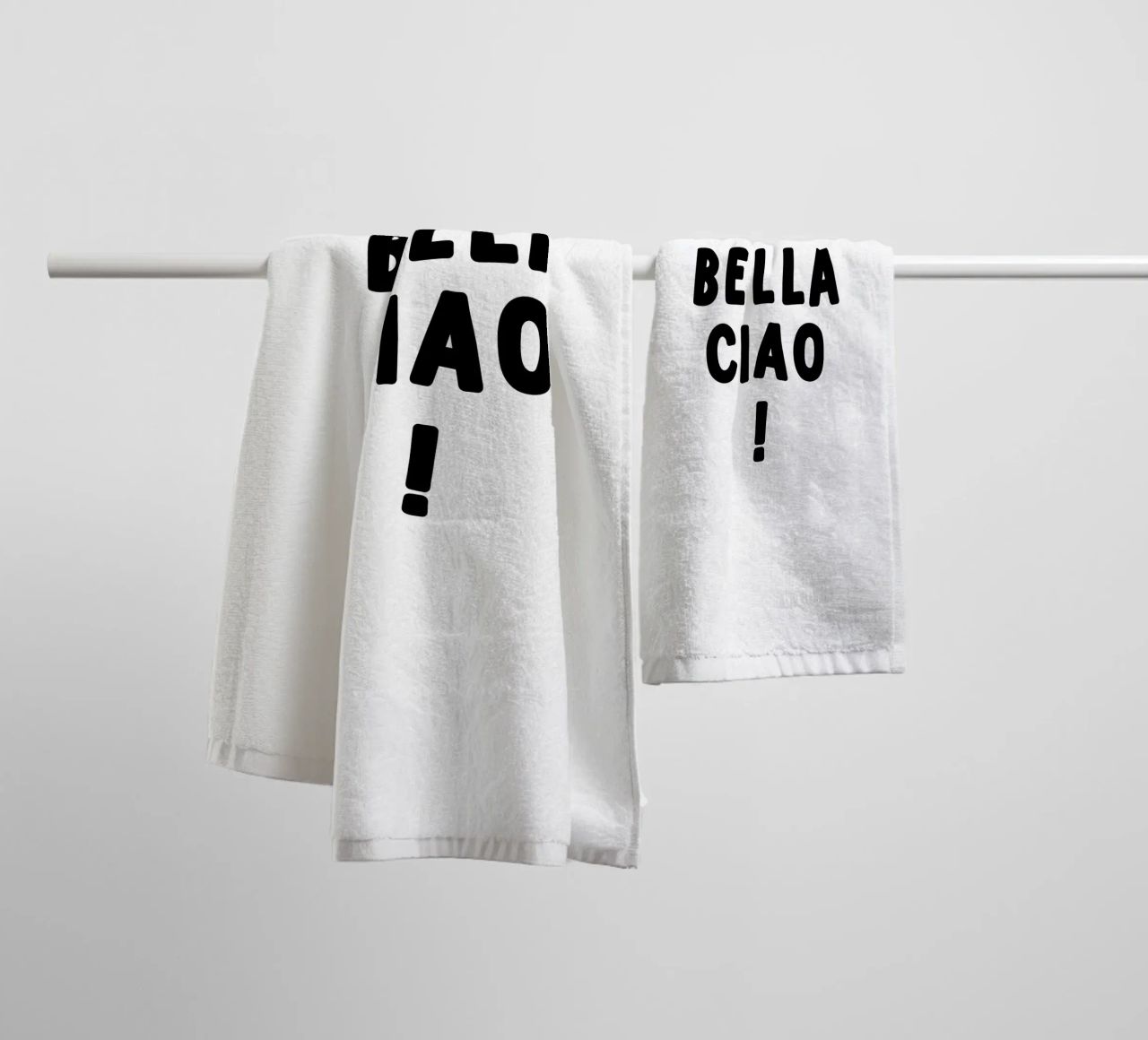 Bella Ciao asciugamano da bagno da YV TYPOGRAPHY