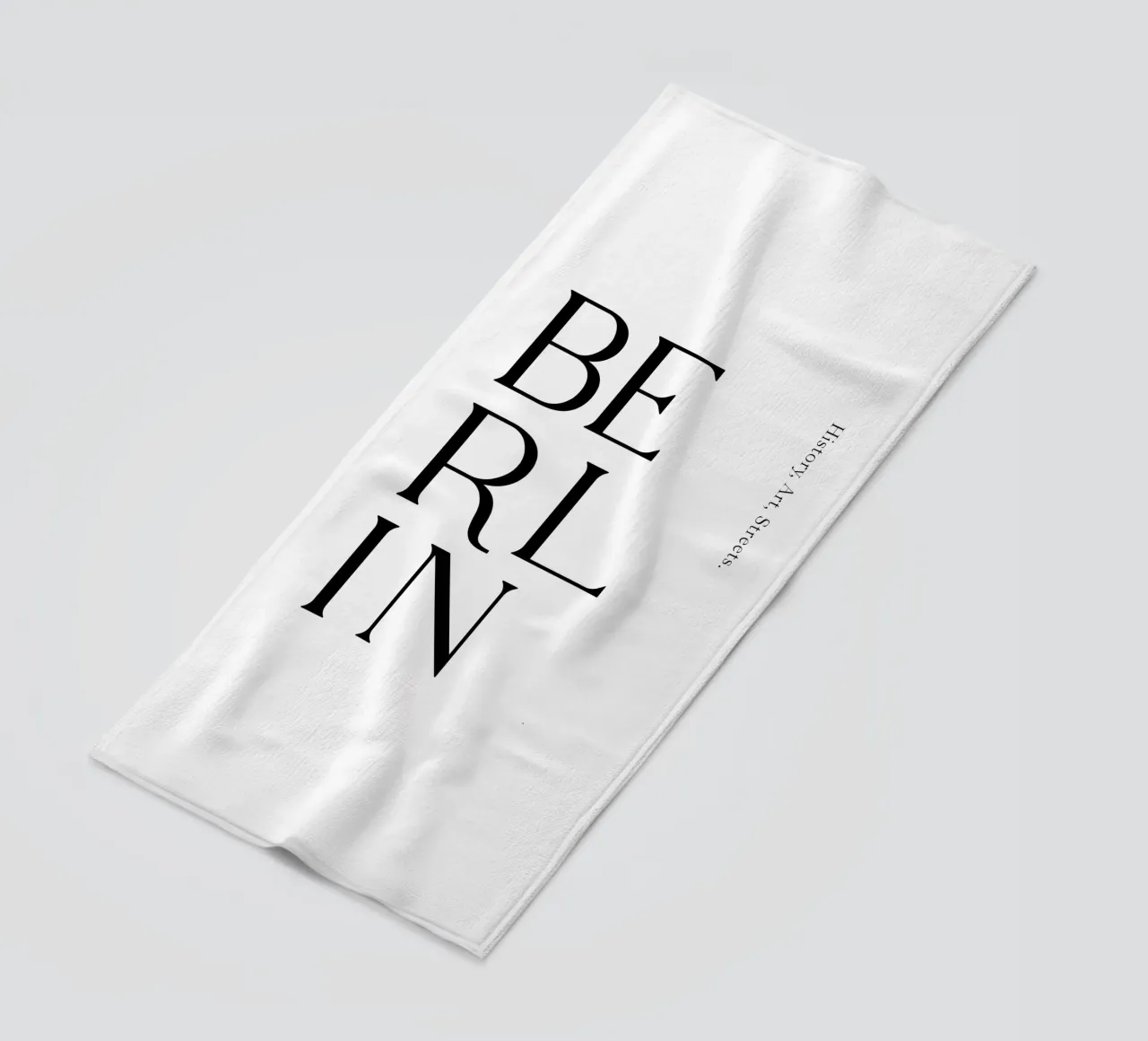 Typografie Berlijn strandhanddoek van YV TYPOGRAPHY