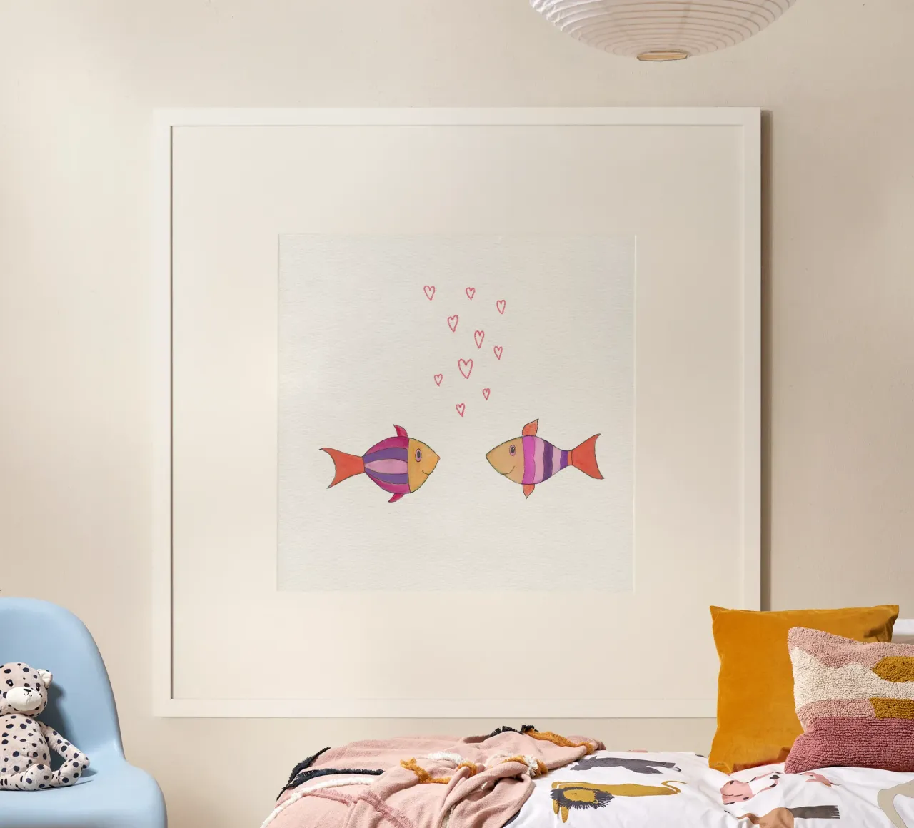 Verliebte Fische in lila und gelb poster con telaio in plastica da Farbwelten