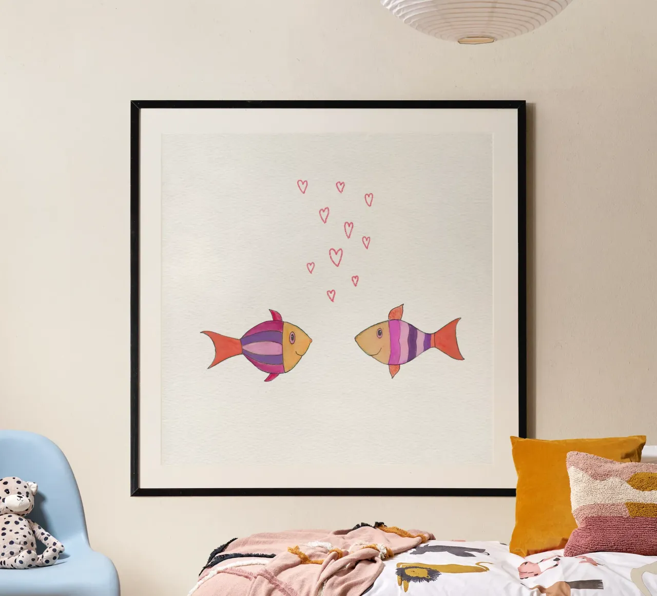 Verliebte Fische in lila und gelb poster con telaio in plastica da Farbwelten