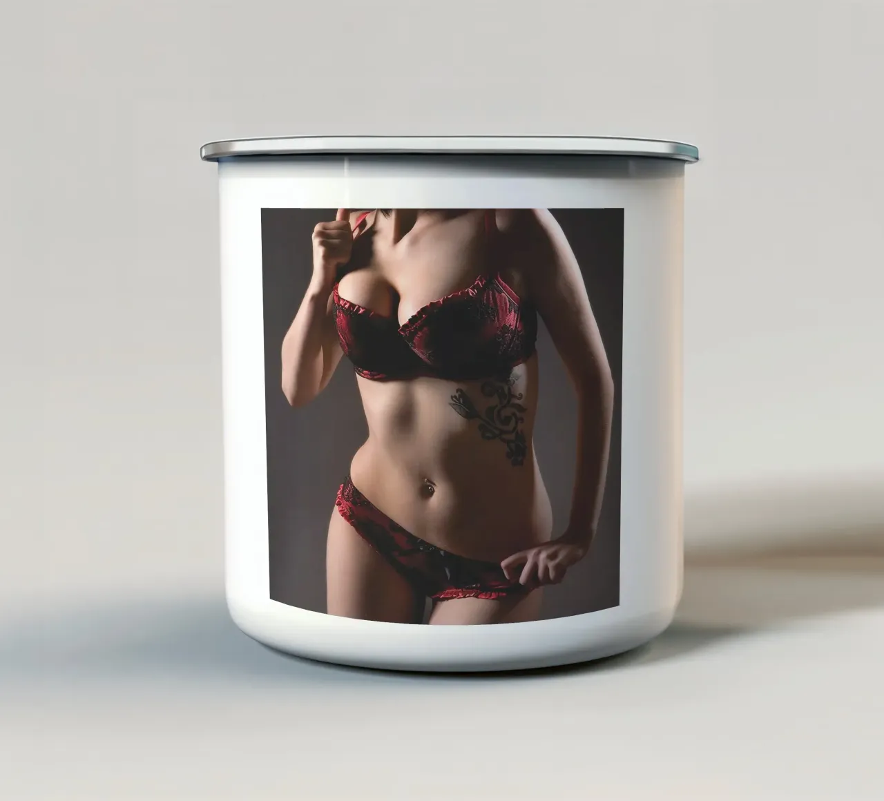 EDV in Red Lingerie 2 tazza in smalto da Dave Hare Photography