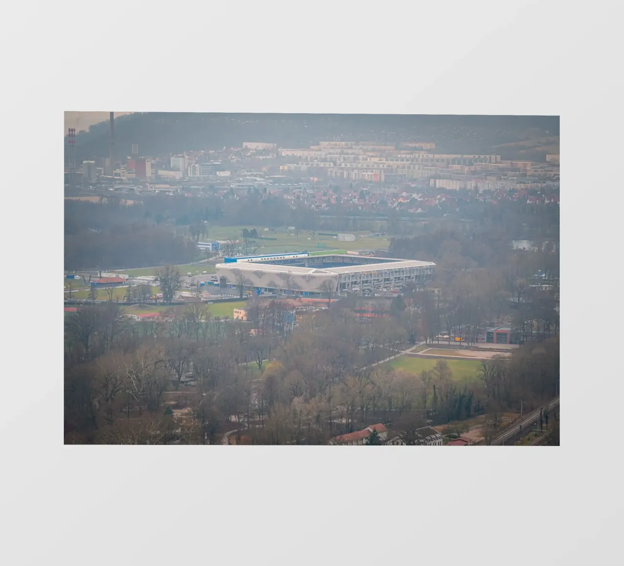 Ad Hoc Arena all'Ernst-Abbe-Sportfeld di Jena nella nebbia telo in pvc da Marcus Beckert | Fotografie