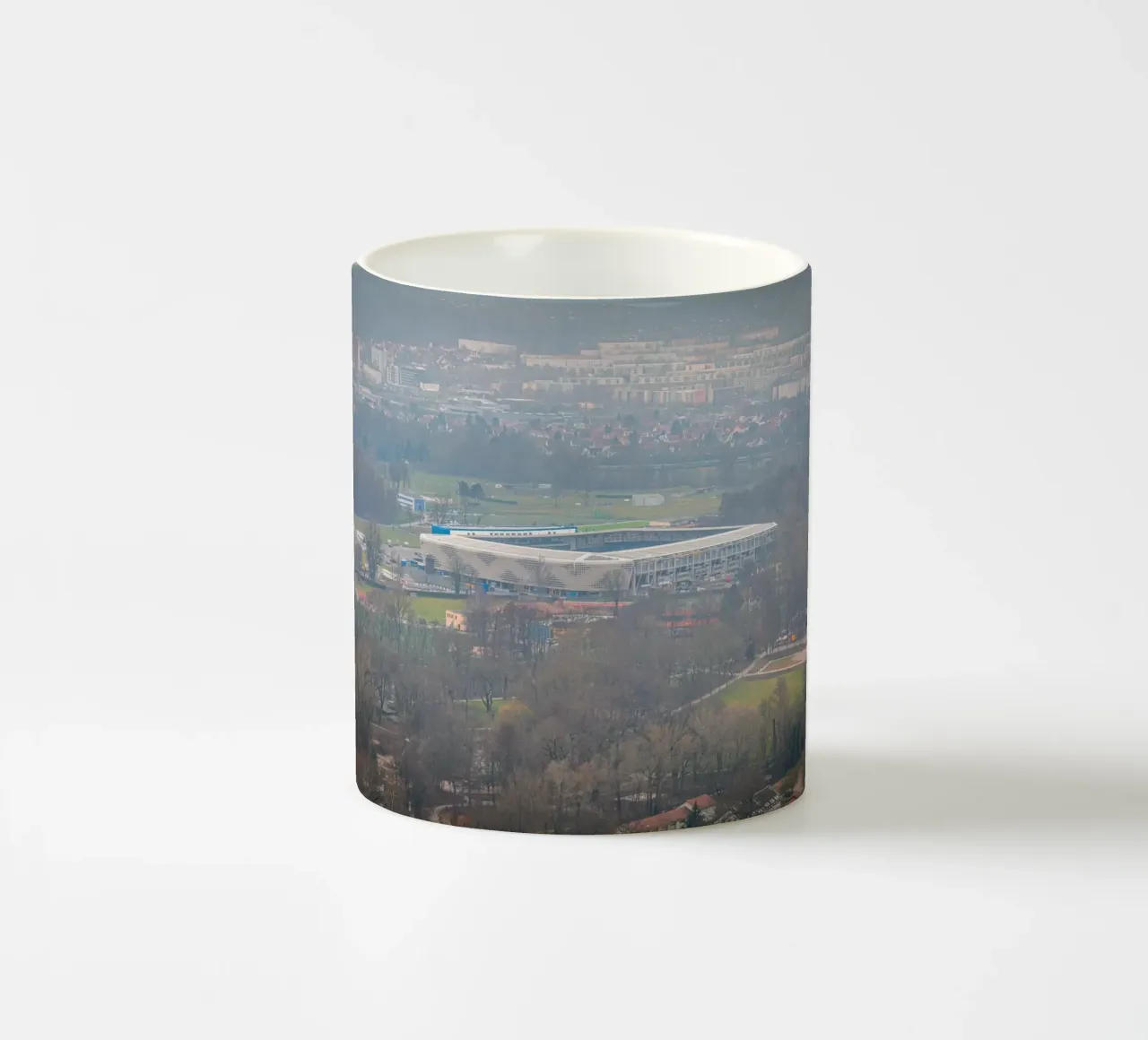 Ad Hoc Arena all'Ernst-Abbe-Sportfeld di Jena nella nebbia tazza in ceramica da Marcus Beckert | Fotografie