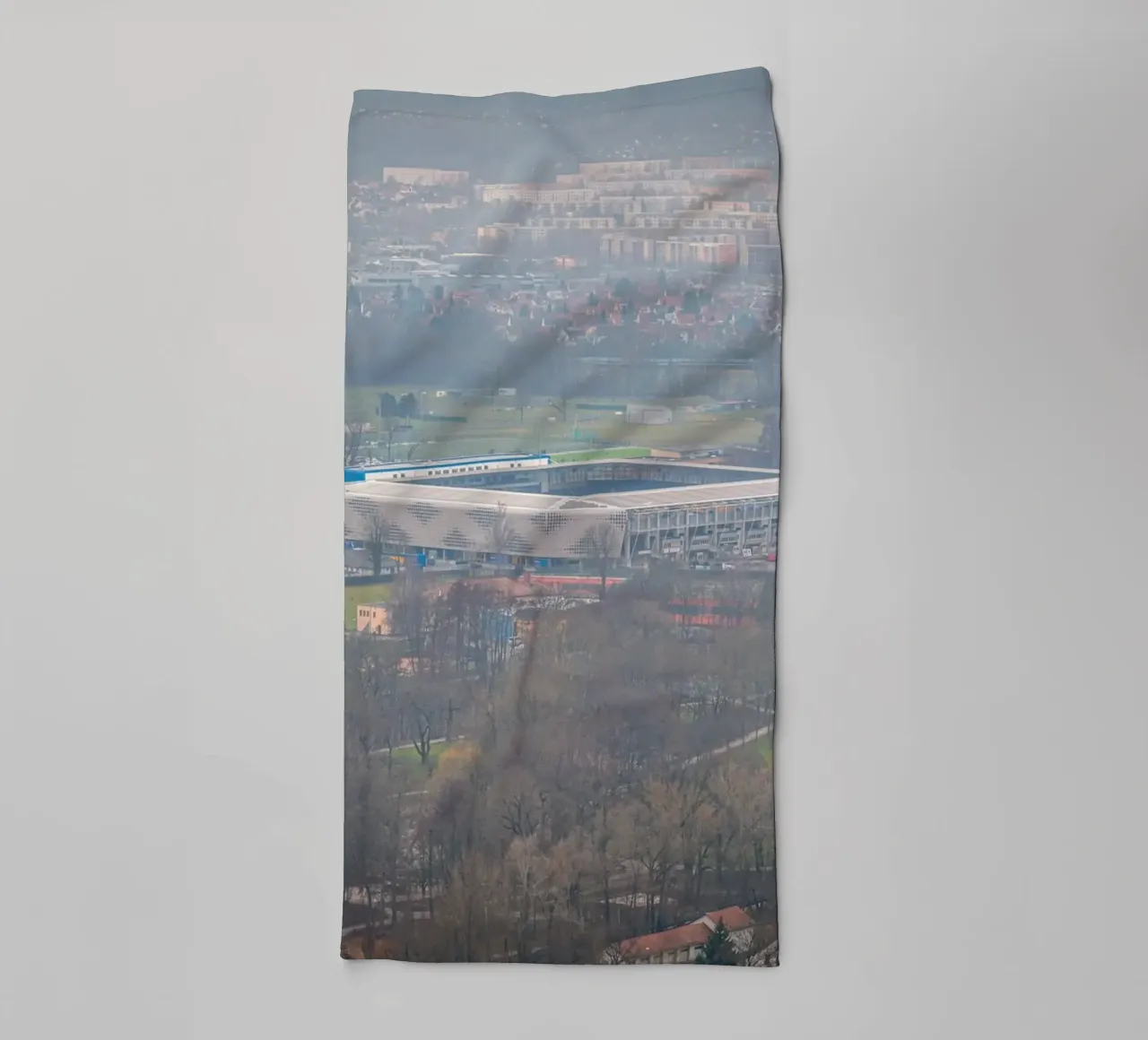 Ad Hoc Arena all'Ernst-Abbe-Sportfeld di Jena nella nebbia asciugamano da bagno da Marcus Beckert | Fotografie
