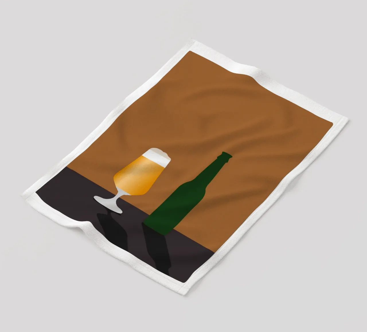 Bicchiere e bottiglia di birra minimali coperta in pile da minimalist designs