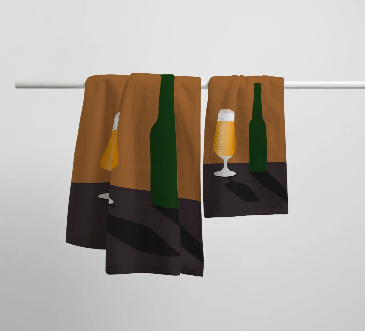 Bicchiere e bottiglia di birra minimali asciugamano da bagno da minimalist designs