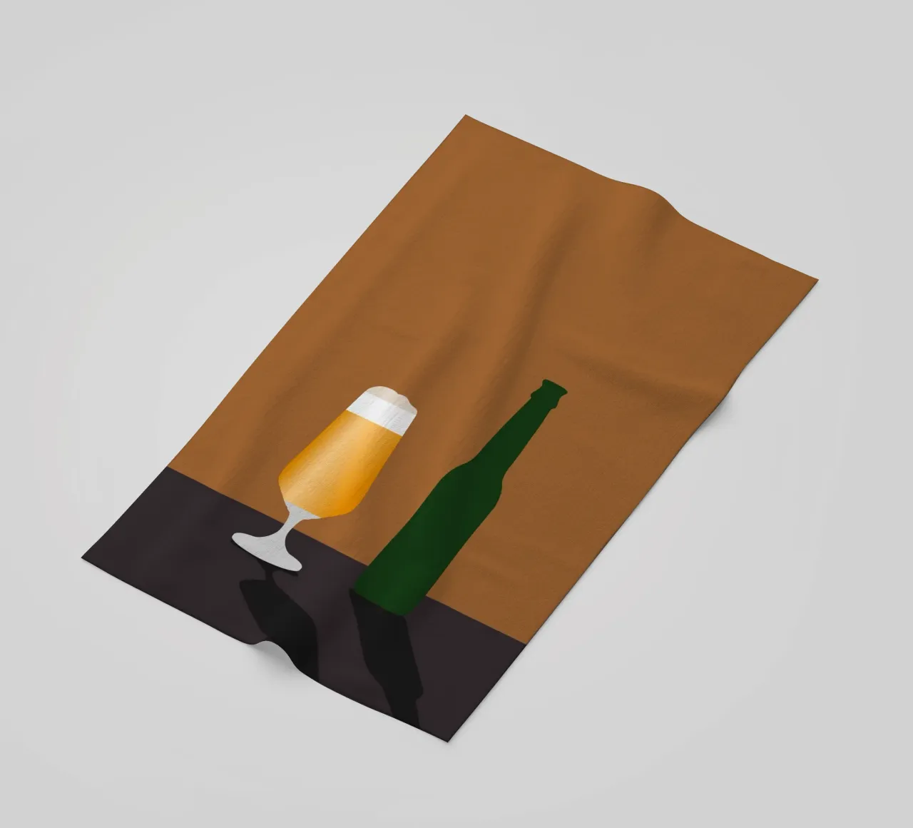Bicchiere e bottiglia di birra minimali telo mare da minimalist designs