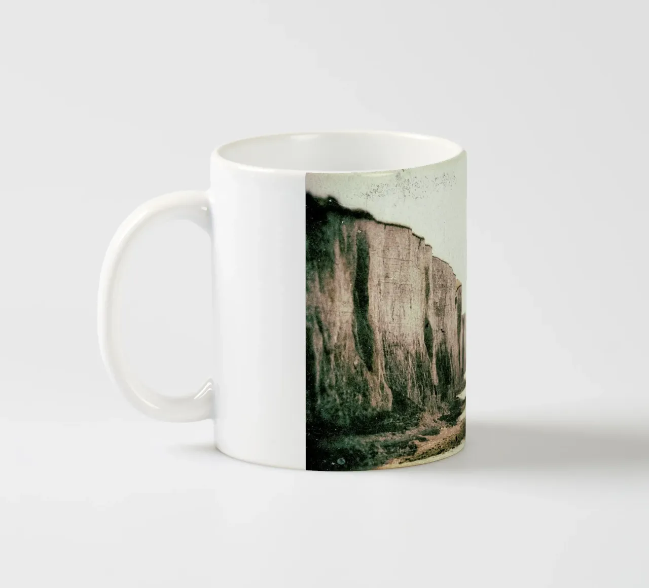 The Cliffs Keramik Tasse von JaySan Studio