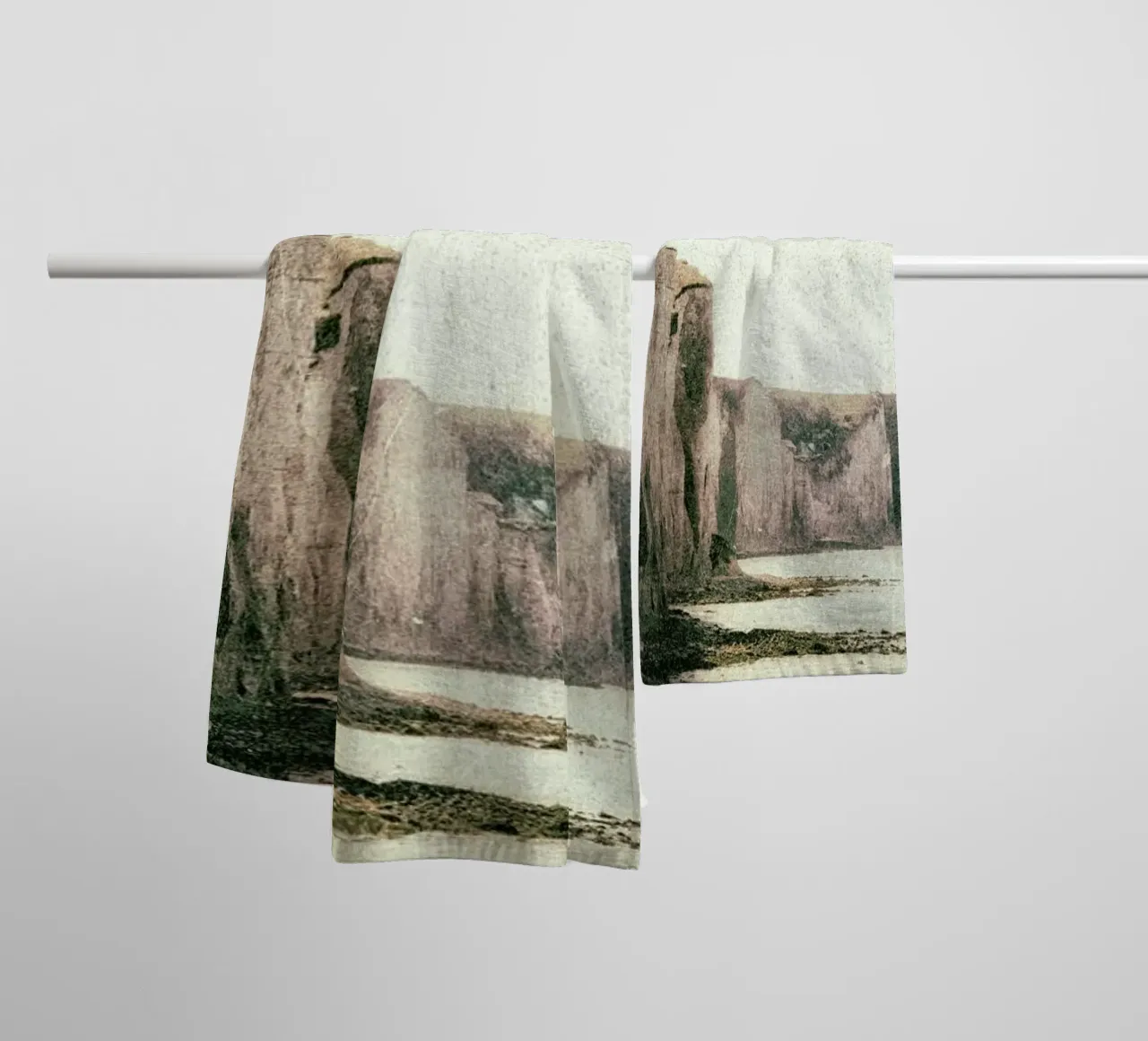 The Cliffs asciugamano da bagno da JaySan Studio