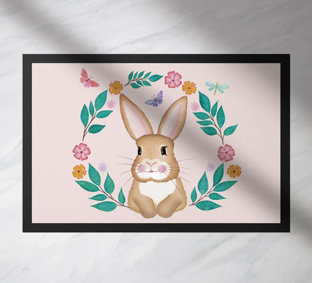 Mignon petit lapin avec une couronne de fleurs, des papillons et une libellule. paillasson de CalliLetters