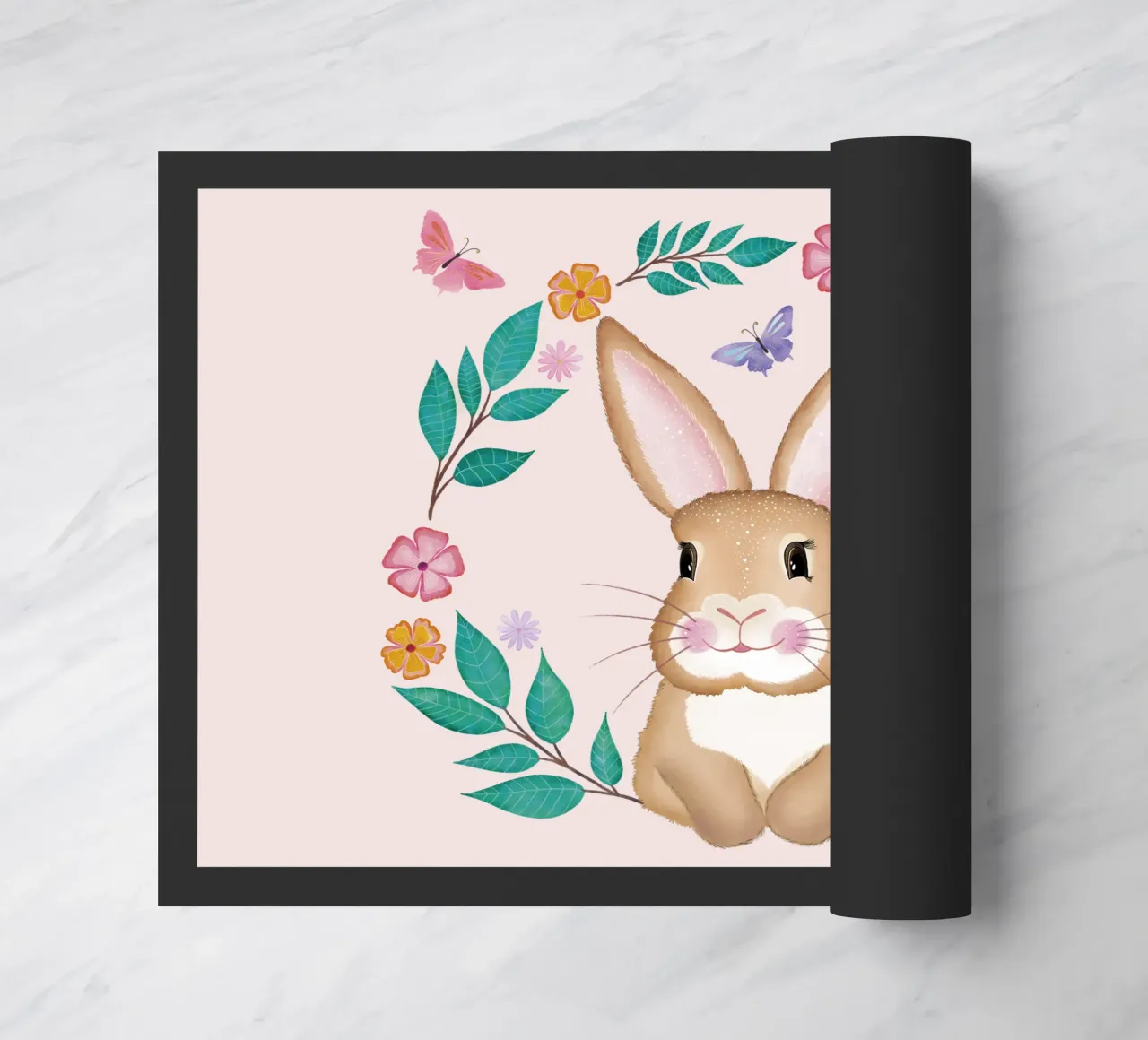 Mignon petit lapin avec une couronne de fleurs, des papillons et une libellule. paillasson de CalliLetters