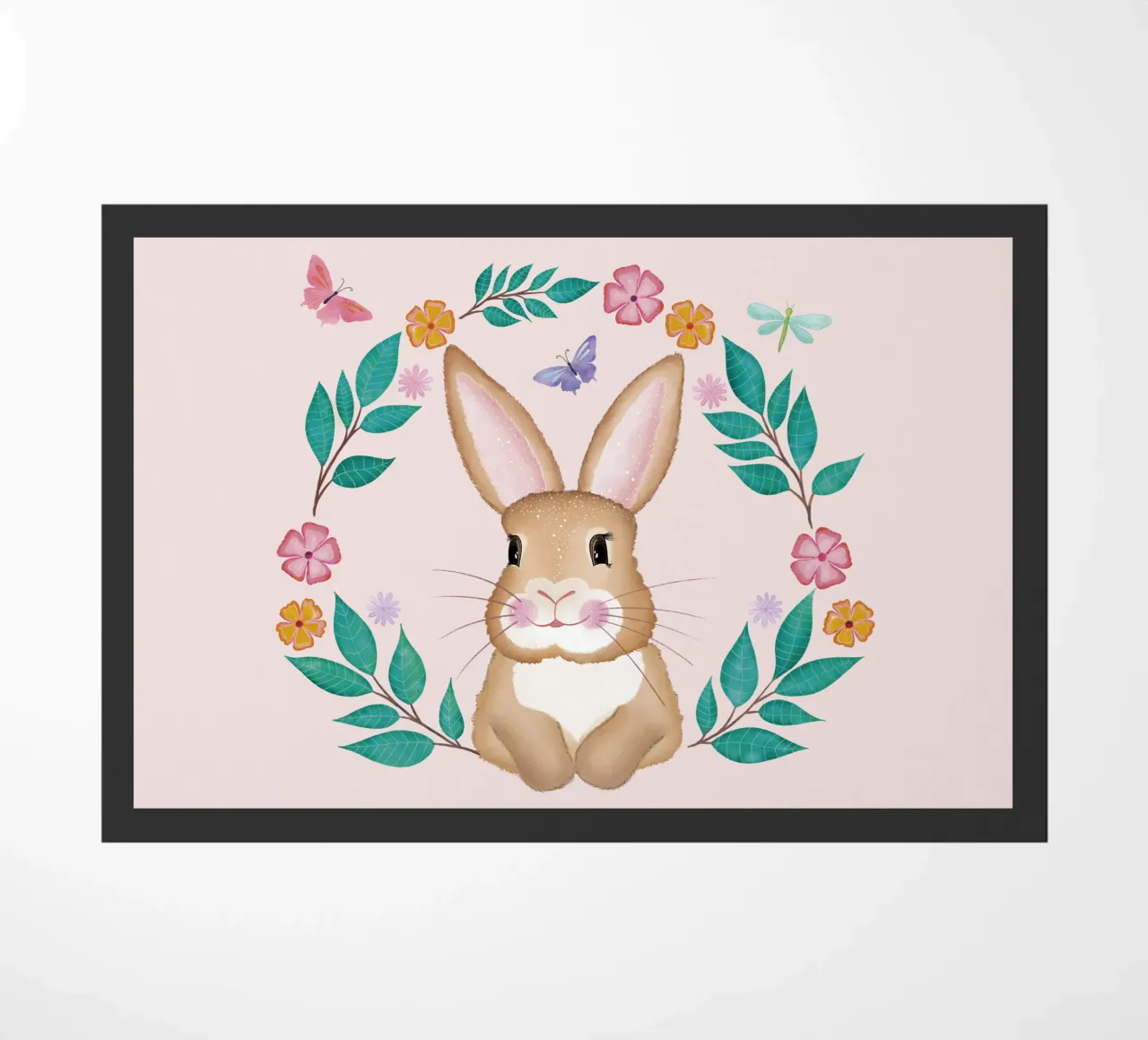 Mignon petit lapin avec une couronne de fleurs, des papillons et une libellule. paillasson de CalliLetters