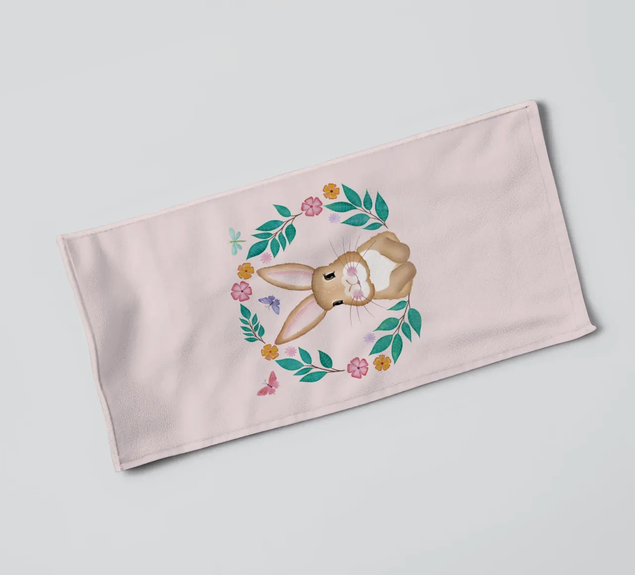 Mignon petit lapin avec une couronne de fleurs, des papillons et une libellule. serviette de bain de CalliLetters