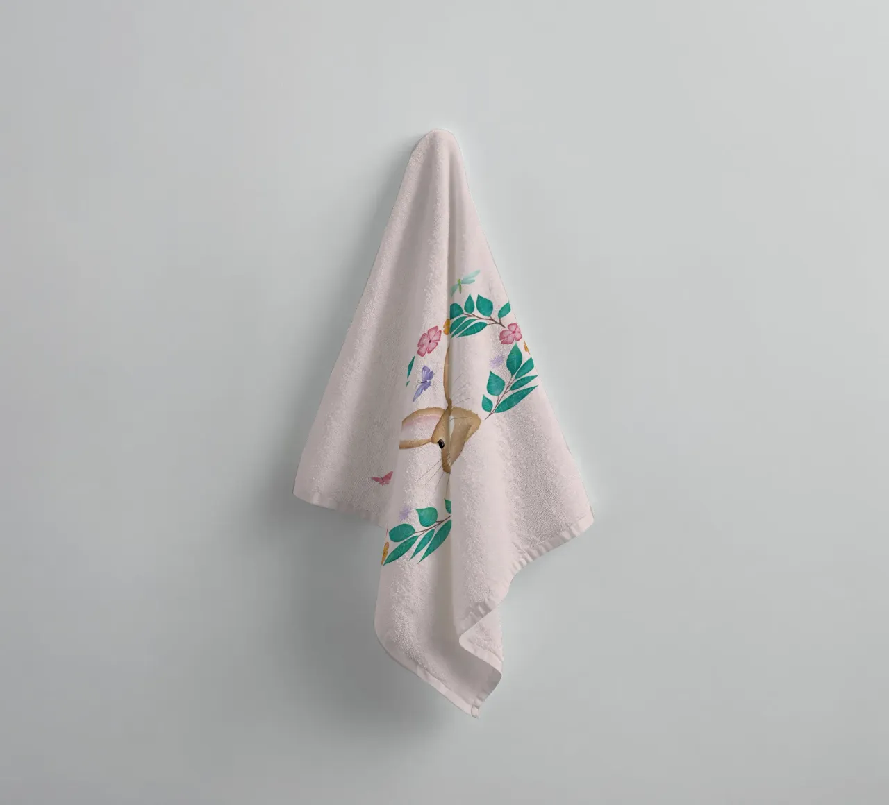 Mignon petit lapin avec une couronne de fleurs, des papillons et une libellule. serviette de bain de CalliLetters