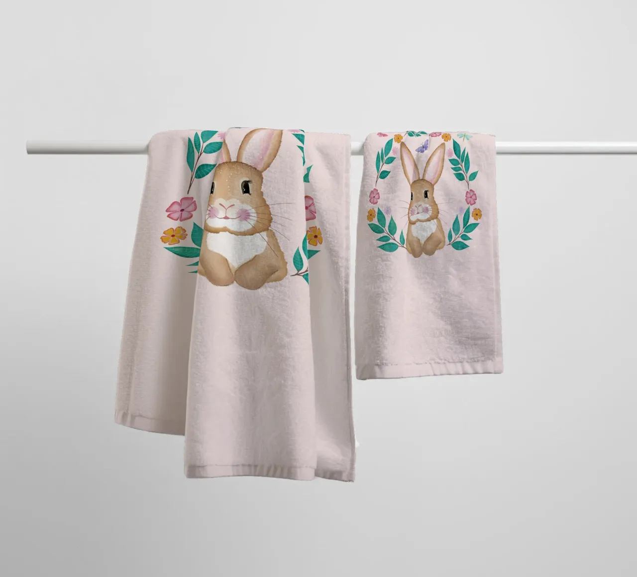 Mignon petit lapin avec une couronne de fleurs, des papillons et une libellule. serviette de bain de CalliLetters
