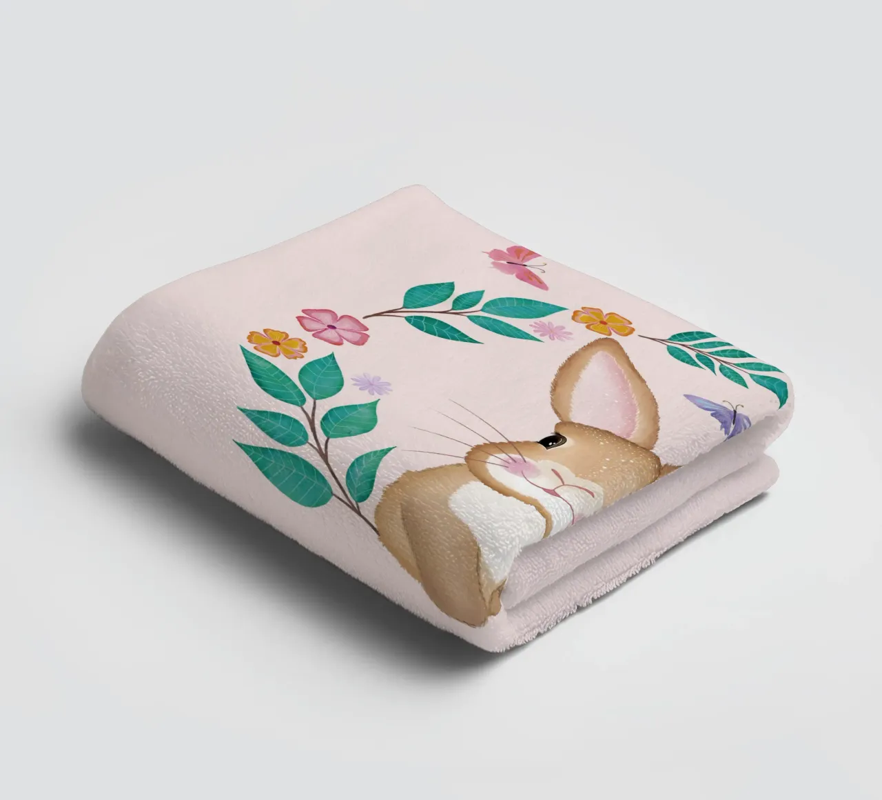 Mignon petit lapin avec une couronne de fleurs, des papillons et une libellule. serviette de bain de CalliLetters