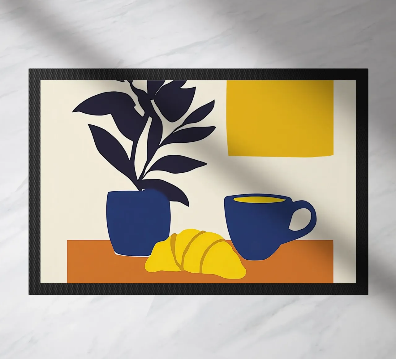 Natura morta minimalista: croissant e caffè zerbino da studiofox