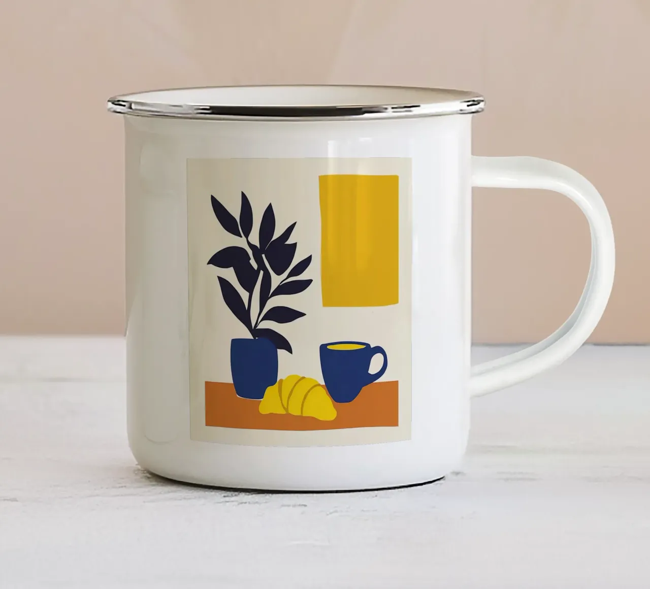 Natura morta minimalista: croissant e caffè tazza in smalto da studiofox