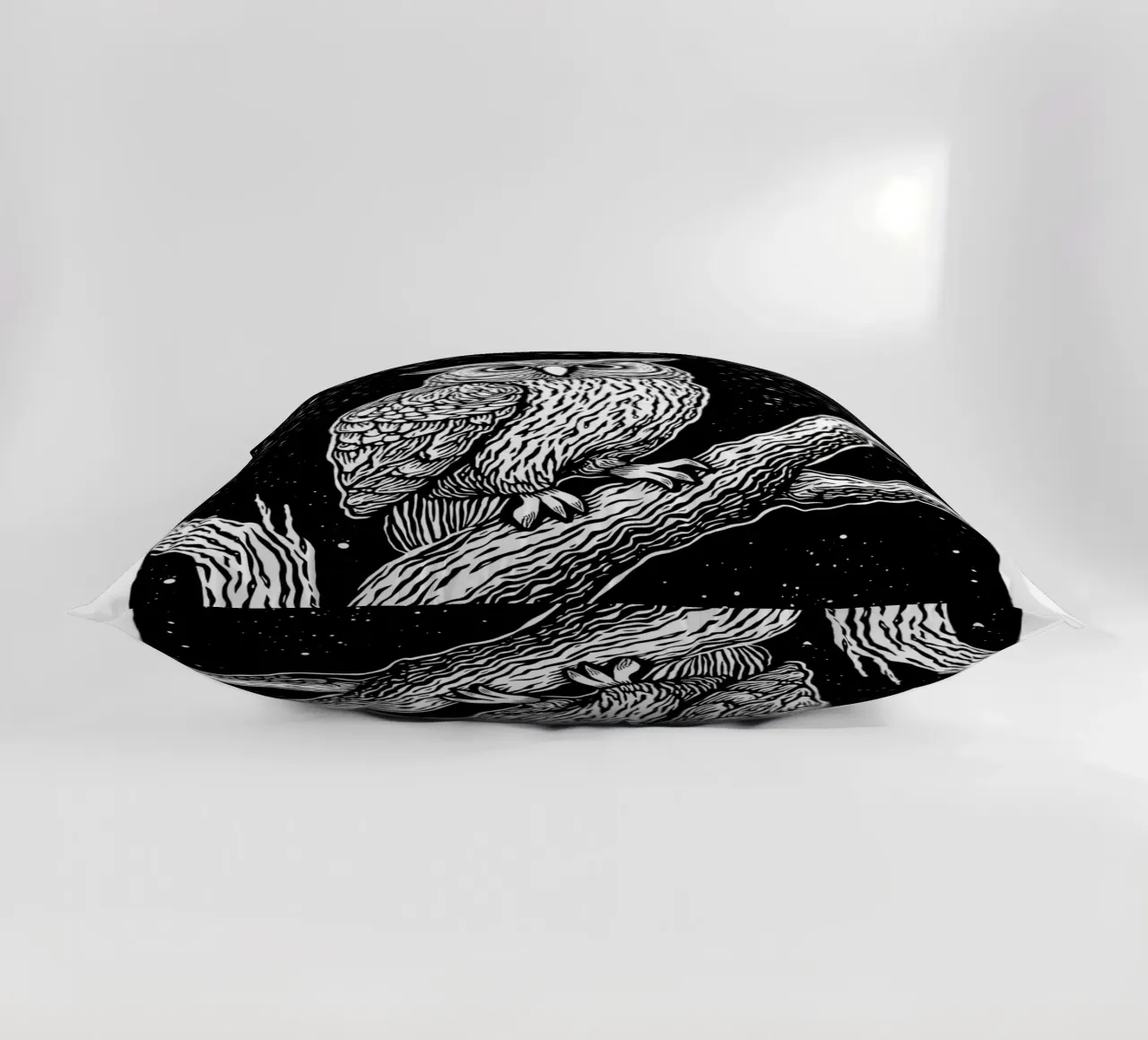 Silent Watcher cuscino da Indigo Rain