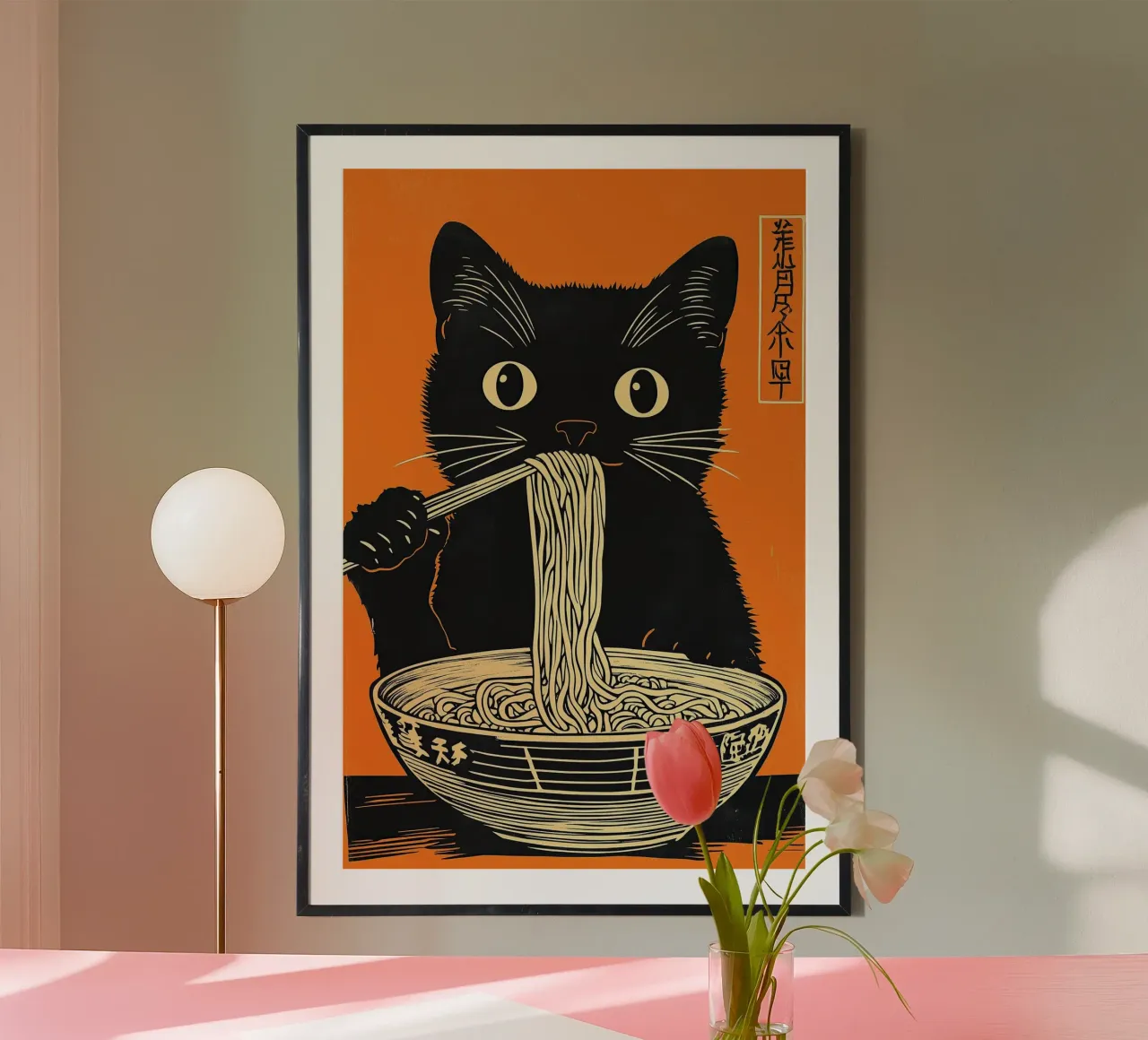Gatto giapponese nero che si gode i noodles al ramen poster con telaio in legno da Autofocus