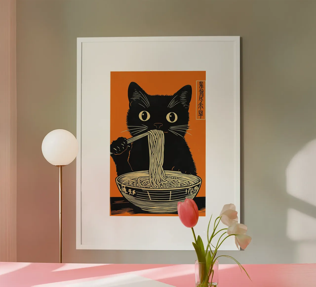 Gatto giapponese nero che si gode i noodles al ramen poster con telaio in legno da Autofocus