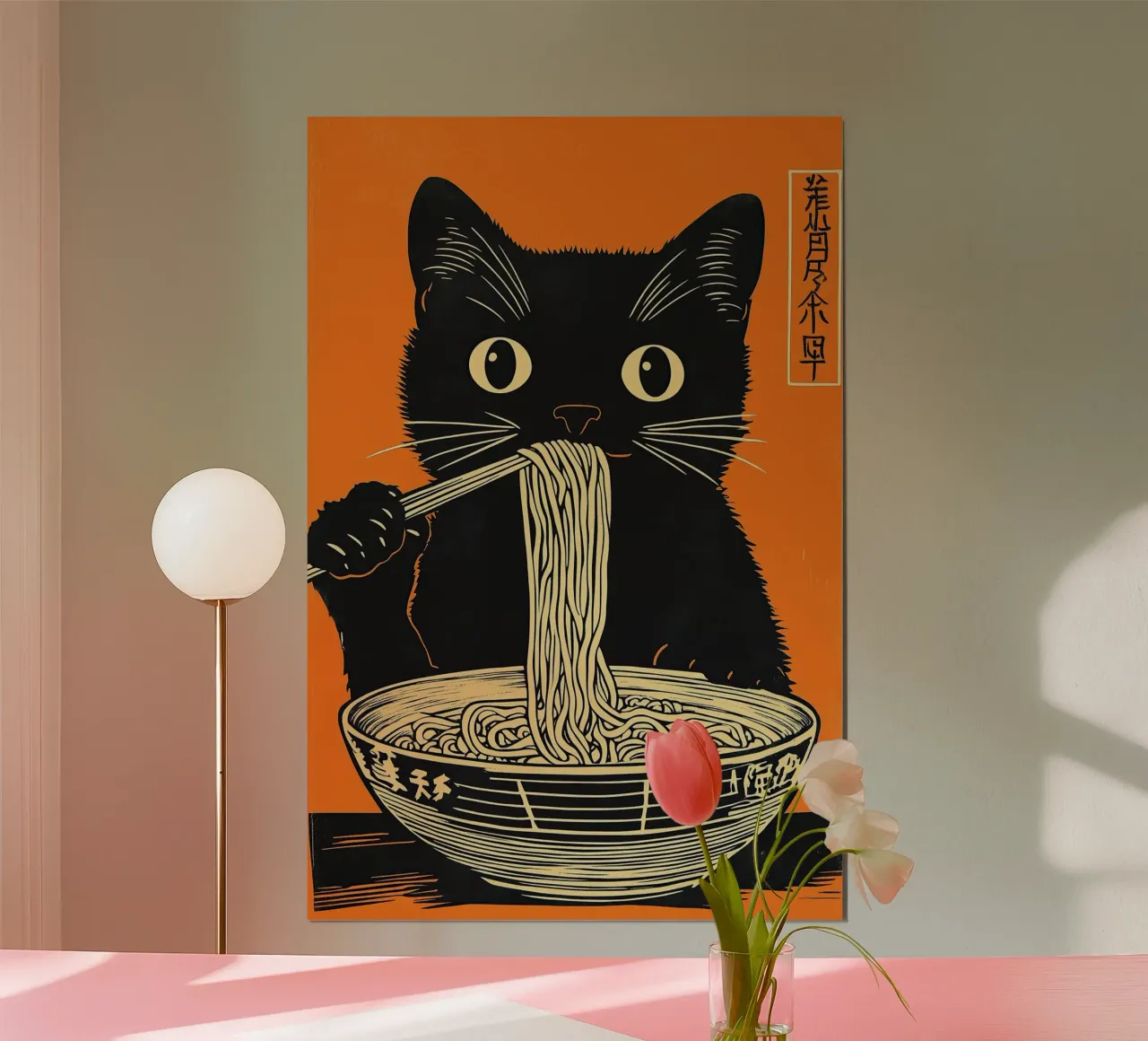 Gatto giapponese nero che si gode i noodles al ramen poster con telaio in legno da Autofocus