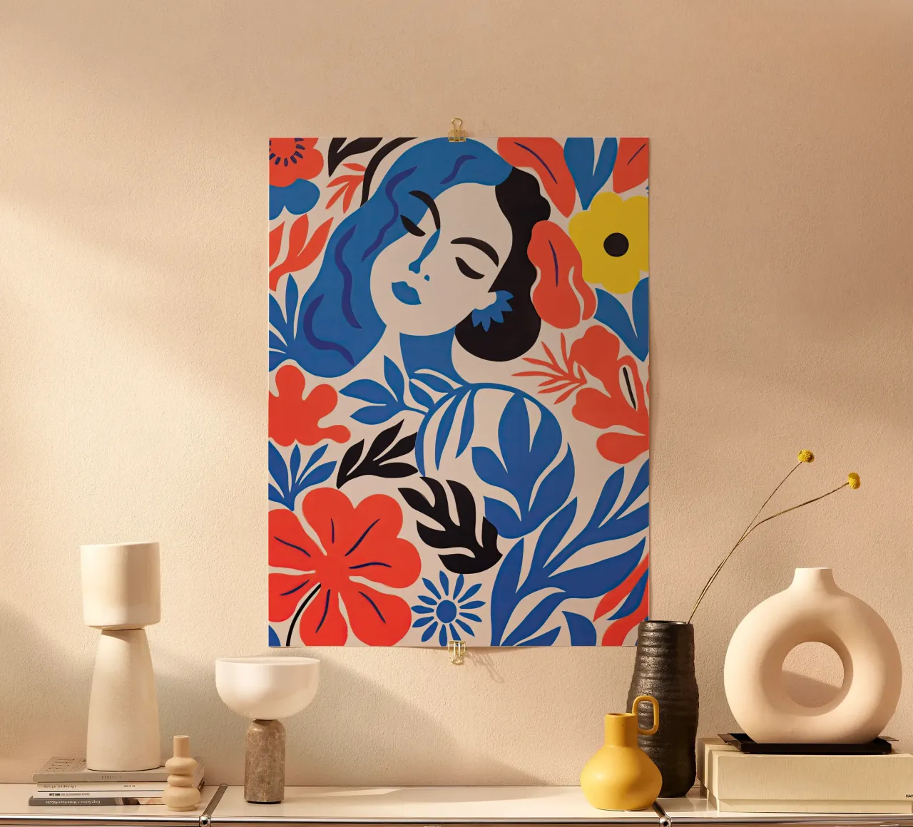 Ritratto a luce di piuma della Donna dai fiori blu poster da Autofocus