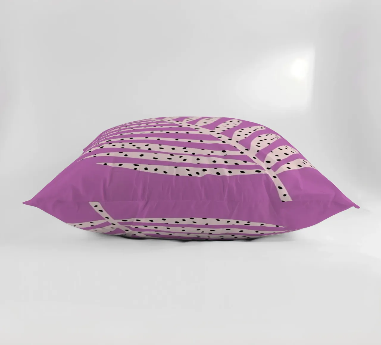 Palm Dot Leaf in Purple cuscino da Linda Gobeta