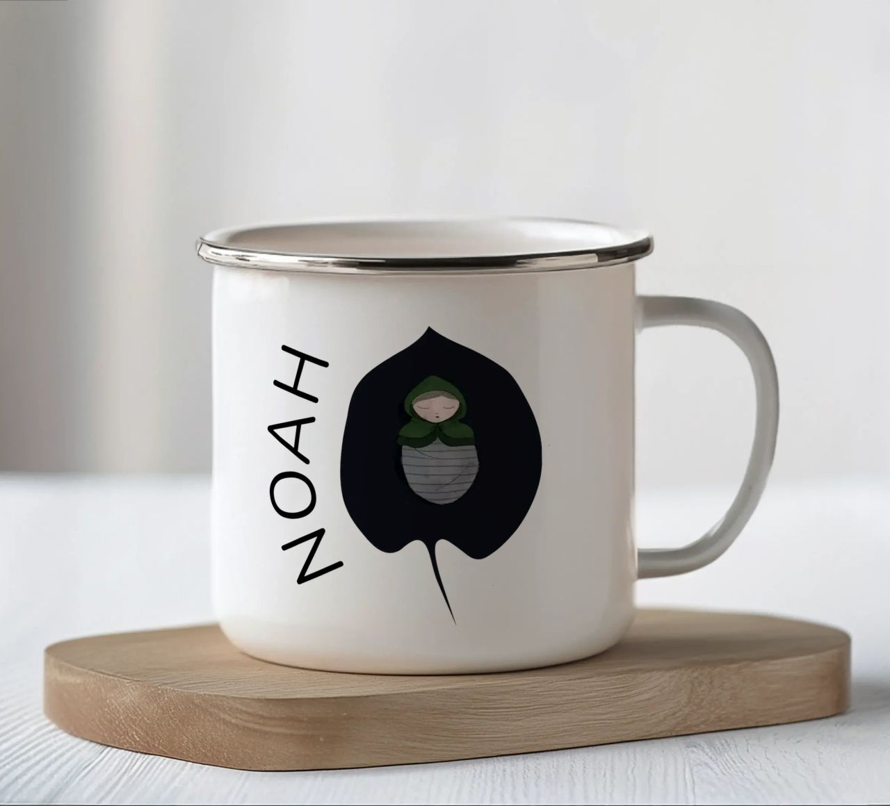 BÉBÉ GARÇON ENDORMI SUR UNE FEUILLE AVEC NOM ET DATE DE NAISSANCE mug en émail de ALLÉE DE PAPIER