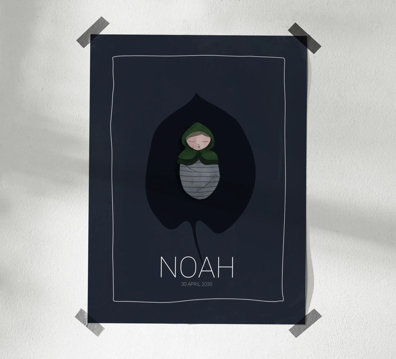 BÉBÉ GARÇON ENDORMI SUR UNE FEUILLE AVEC NOM ET DATE DE NAISSANCE poster de ALLÉE DE PAPIER