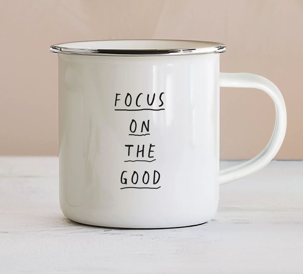 Focus sul bene Design tipografico estroso disegnato a mano tazza in smalto da THE MOTIVATED TYPE