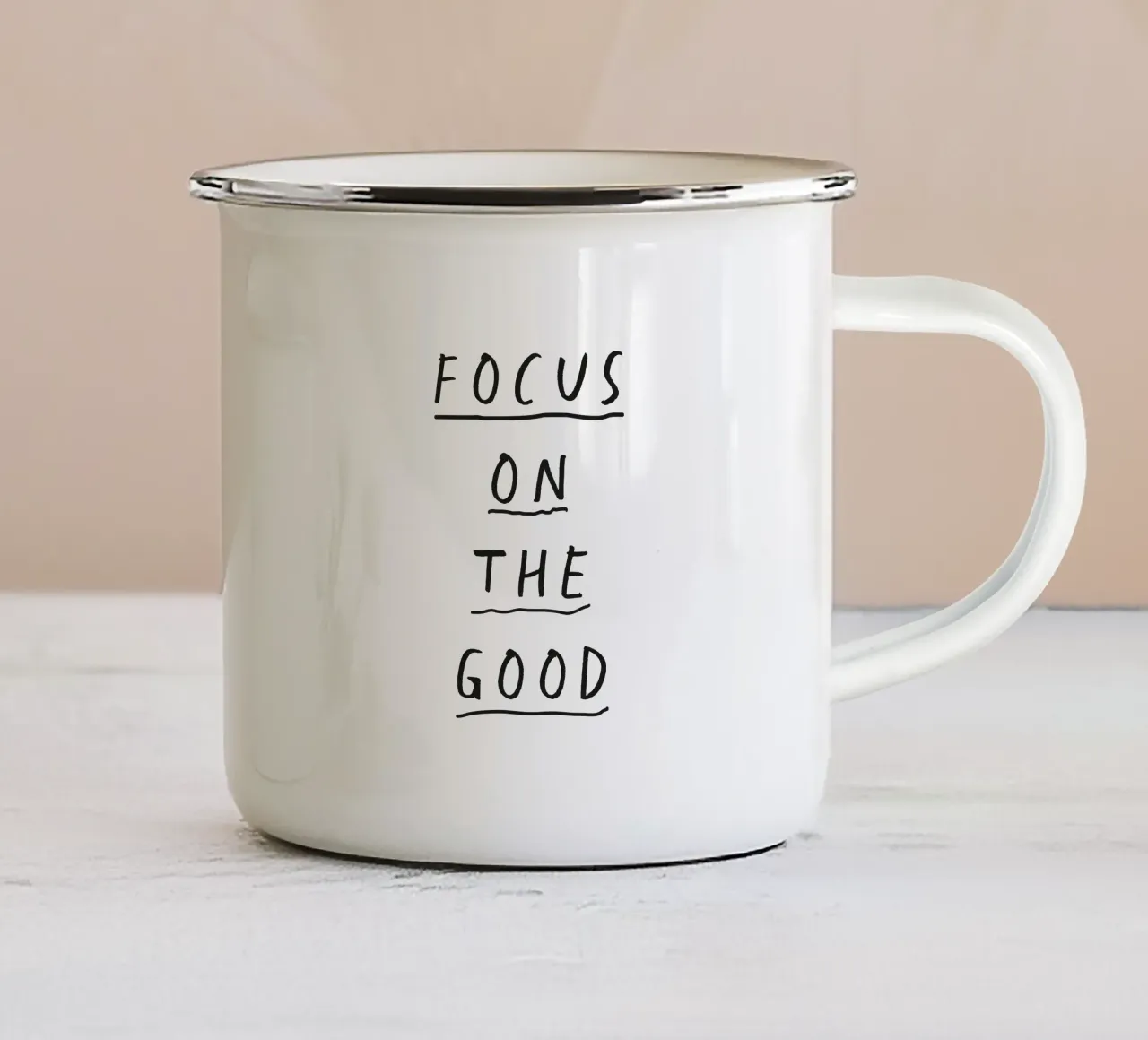 Focus sul bene Design tipografico estroso disegnato a mano tazza in smalto da THE MOTIVATED TYPE