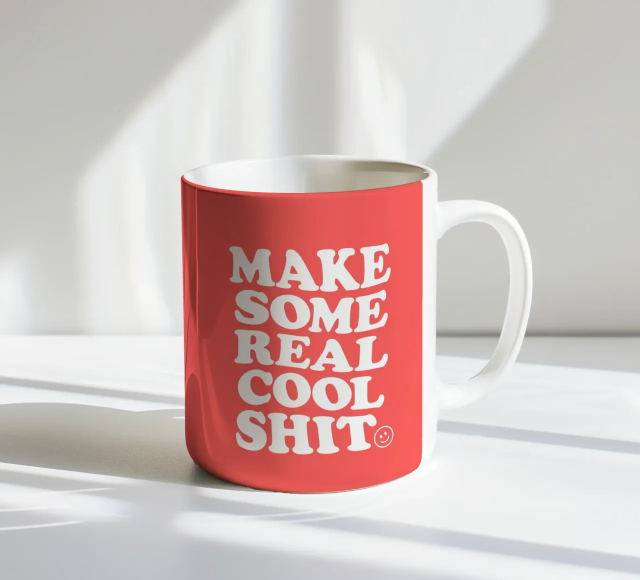 Realizzare un design tipografico retrò in grassetto in rosso tazza in ceramica da THE MOTIVATED TYPE