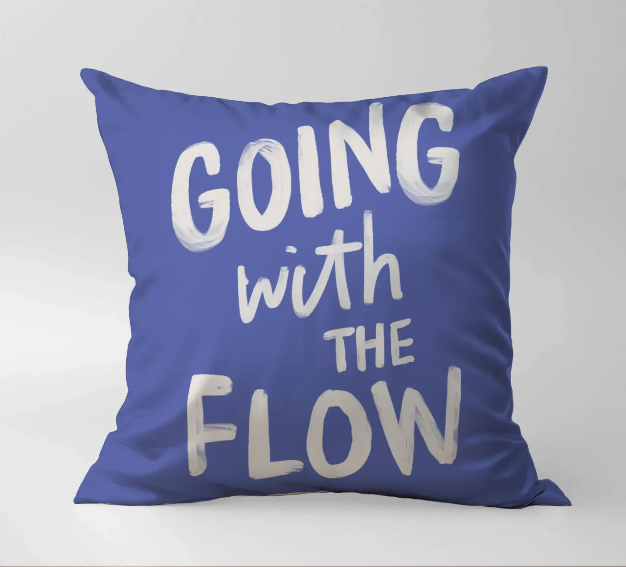 Going with the Flow Diseño tipográfico pintado a mano en azul cojín de THE MOTIVATED TYPE
