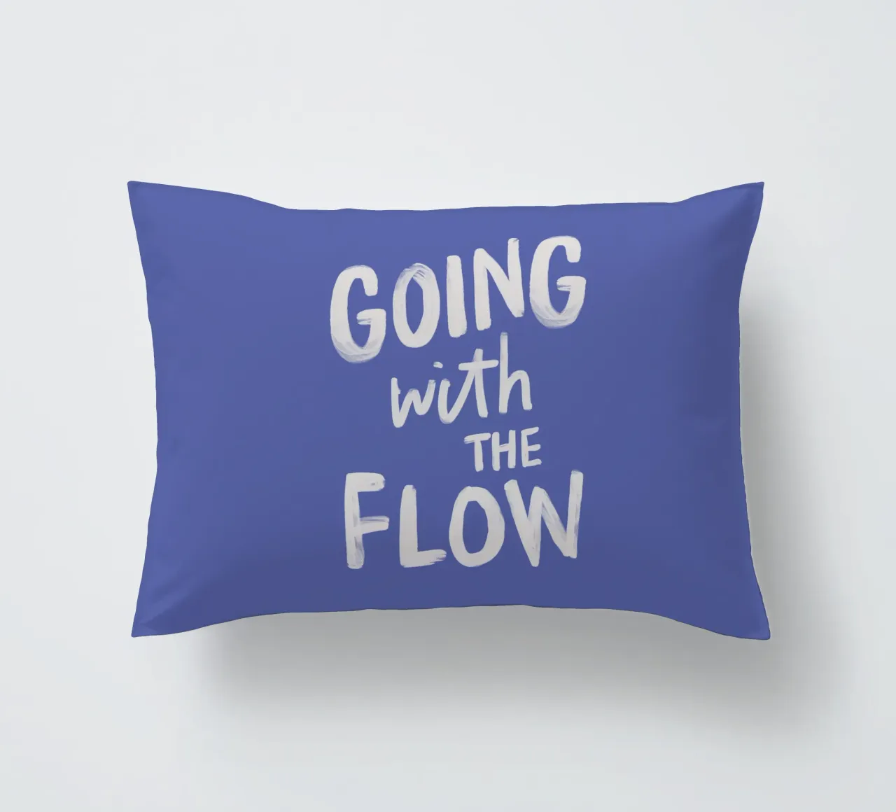 Going with the Flow Diseño tipográfico pintado a mano en azul cojín de THE MOTIVATED TYPE