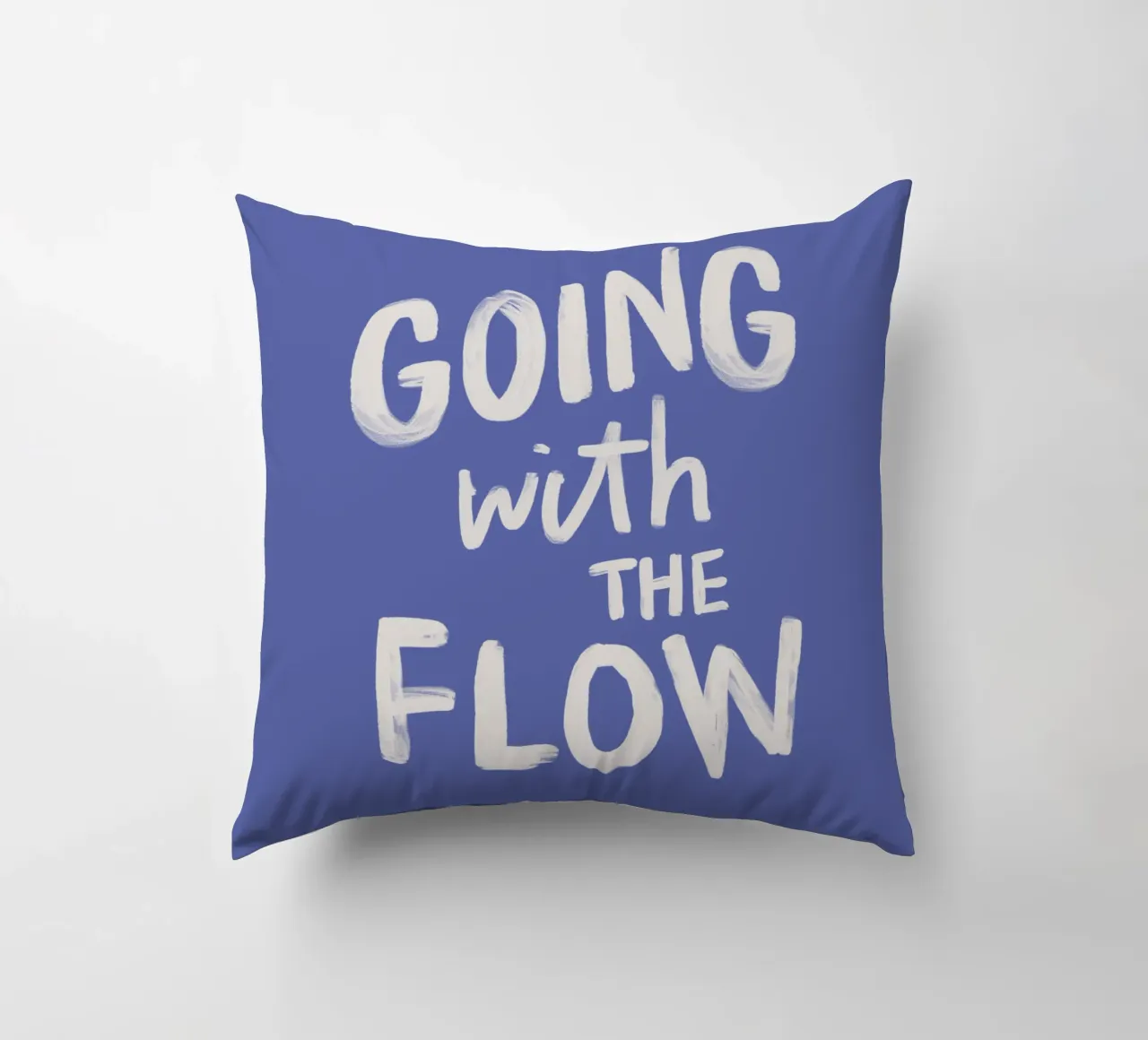 Going with the Flow Diseño tipográfico pintado a mano en azul cojín de THE MOTIVATED TYPE