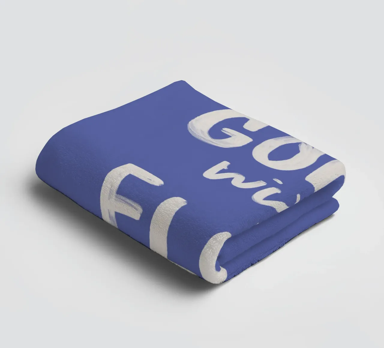 Going with the Flow Diseño tipográfico pintado a mano en azul toalla de baño de THE MOTIVATED TYPE